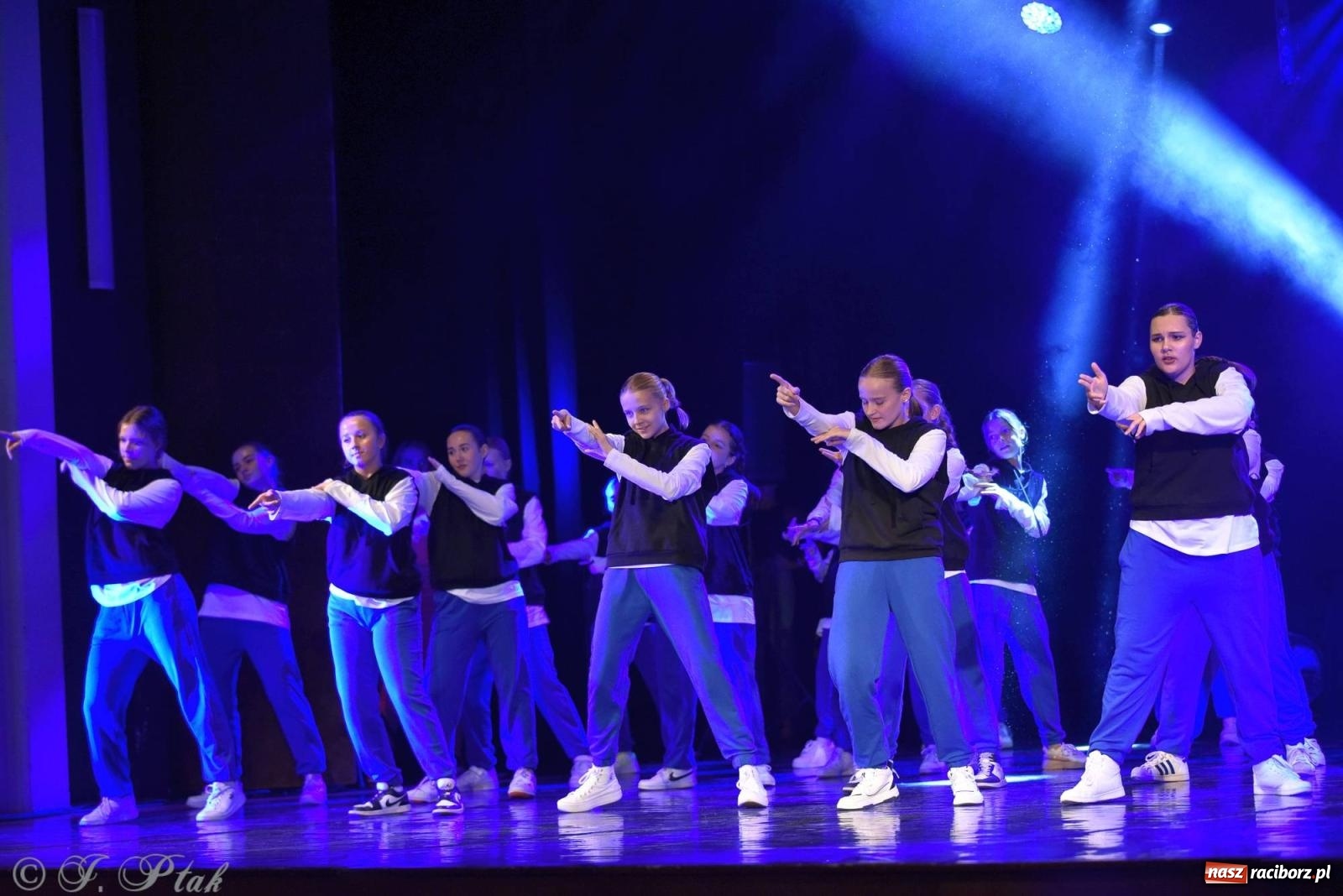 Zdjęcie w galerii na portalu naszraciborz.pl: Wielkie show w RCK-u. XII Gala Zespołu Tanecznego SKAZA [FOTO i WIDEO] wiadomości z regionu