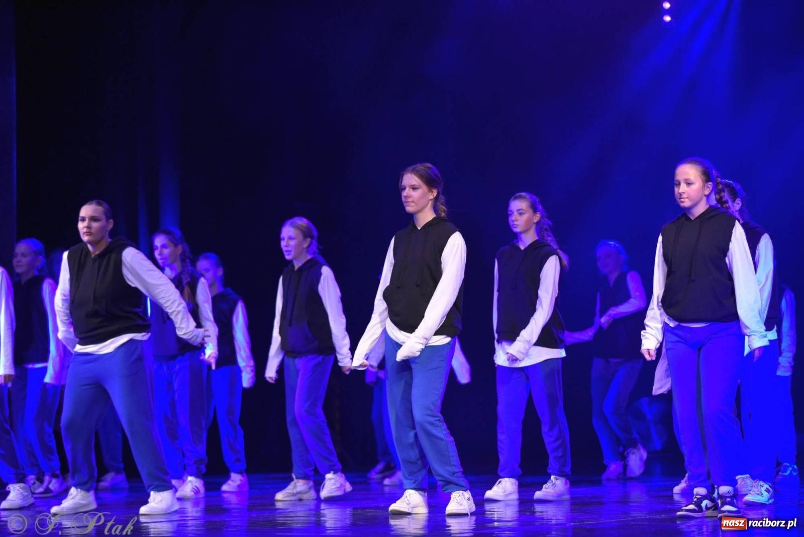 Zdjęcie w galerii na portalu naszraciborz.pl: Wielkie show w RCK-u. XII Gala Zespołu Tanecznego SKAZA [FOTO i WIDEO] wiadomości z regionu