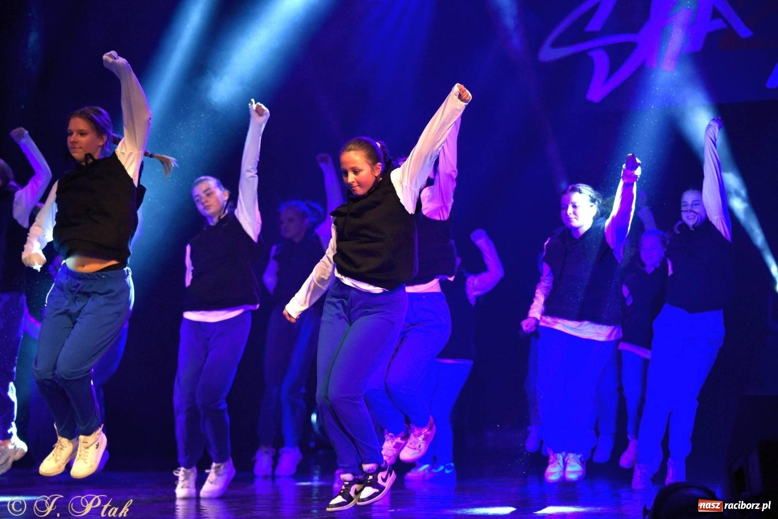 Zdjęcie w galerii na portalu naszraciborz.pl: Wielkie show w RCK-u. XII Gala Zespołu Tanecznego SKAZA [FOTO i WIDEO] wiadomości z regionu