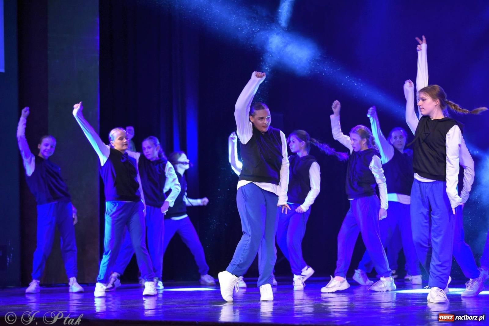 Zdjęcie w galerii na portalu naszraciborz.pl: Wielkie show w RCK-u. XII Gala Zespołu Tanecznego SKAZA [FOTO i WIDEO] wiadomości z regionu