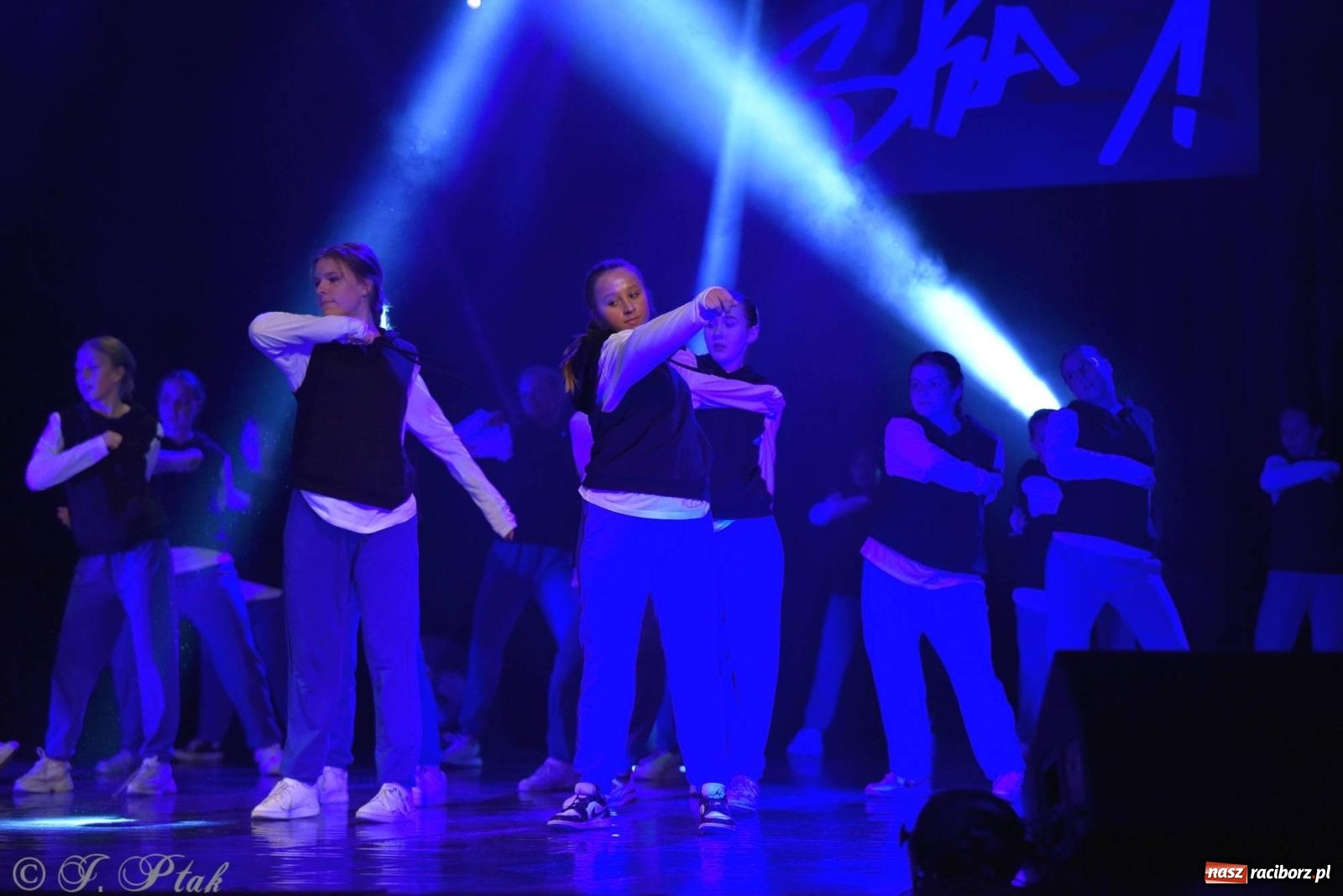 Zdjęcie w galerii na portalu naszraciborz.pl: Wielkie show w RCK-u. XII Gala Zespołu Tanecznego SKAZA [FOTO i WIDEO] wiadomości z regionu
