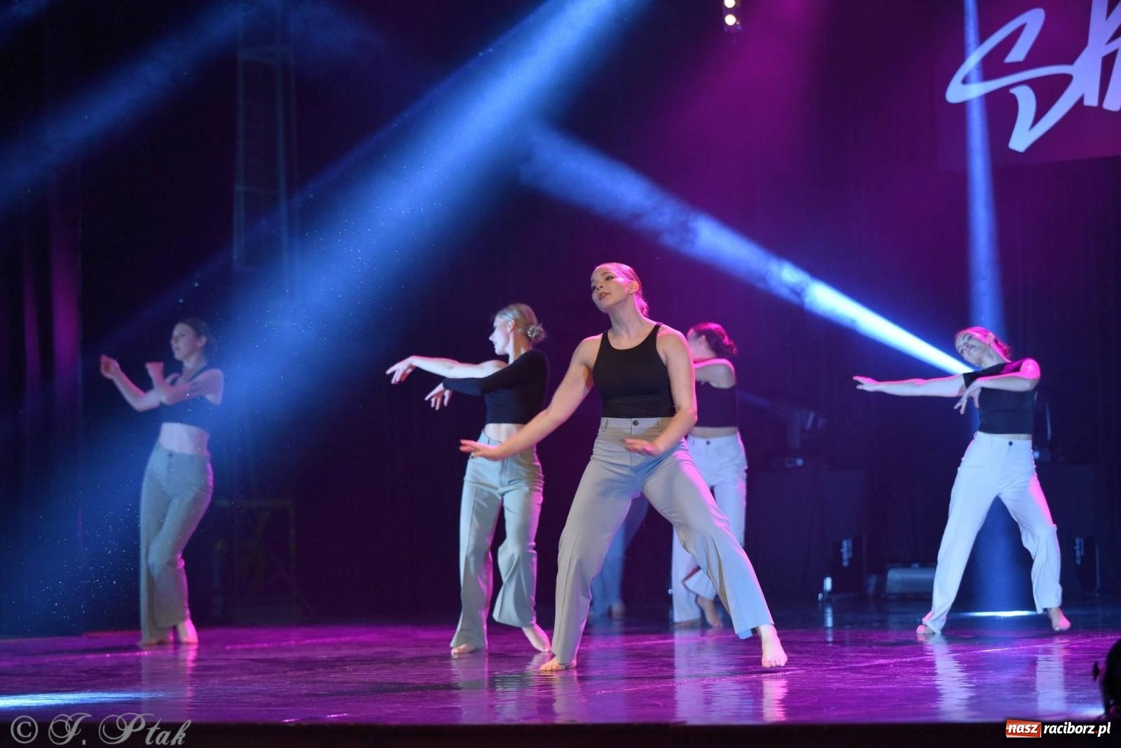 Zdjęcie w galerii na portalu naszraciborz.pl: Wielkie show w RCK-u. XII Gala Zespołu Tanecznego SKAZA [FOTO i WIDEO] wiadomości z regionu