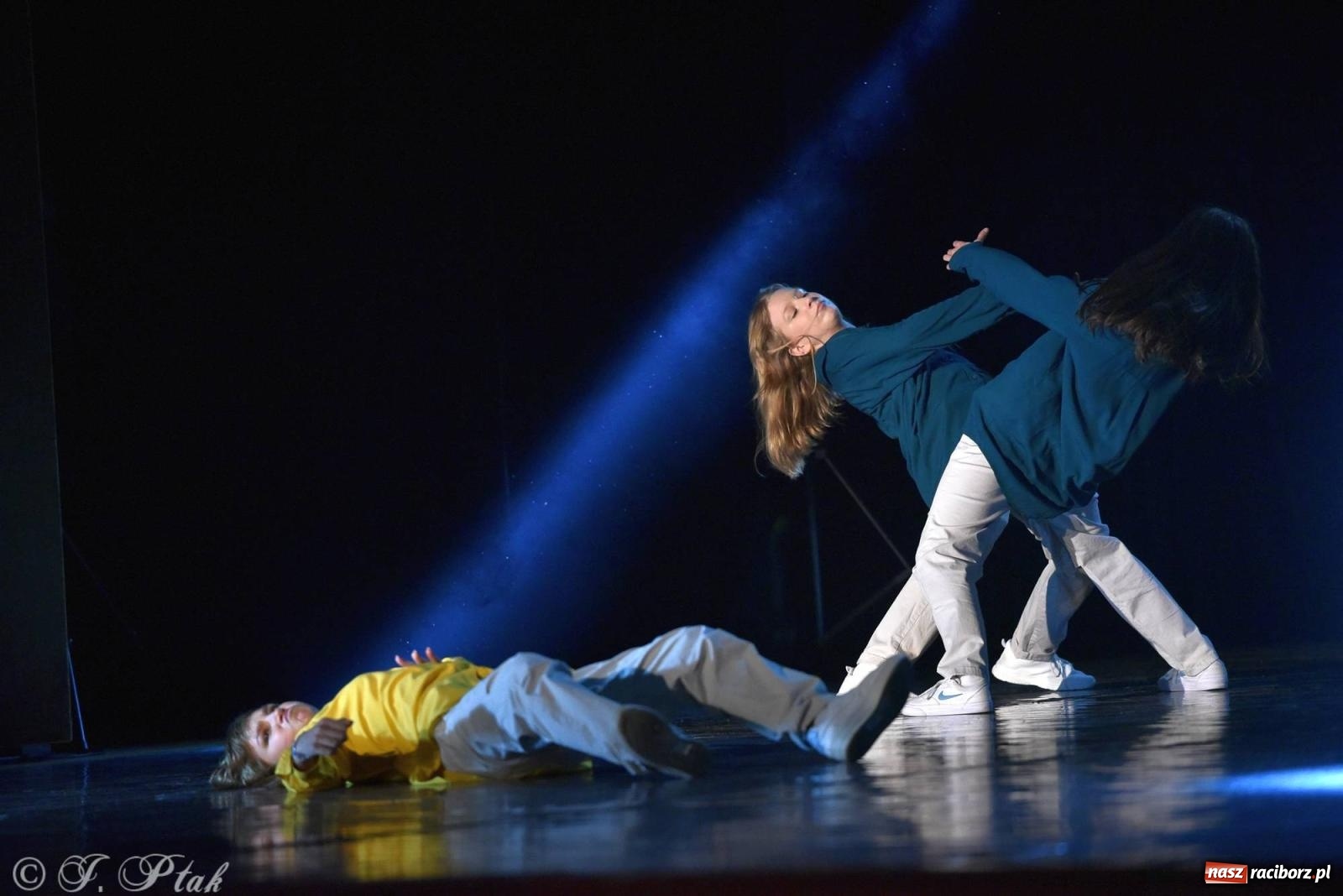 Zdjęcie w galerii na portalu naszraciborz.pl: Wielkie show w RCK-u. XII Gala Zespołu Tanecznego SKAZA [FOTO i WIDEO] wiadomości z regionu