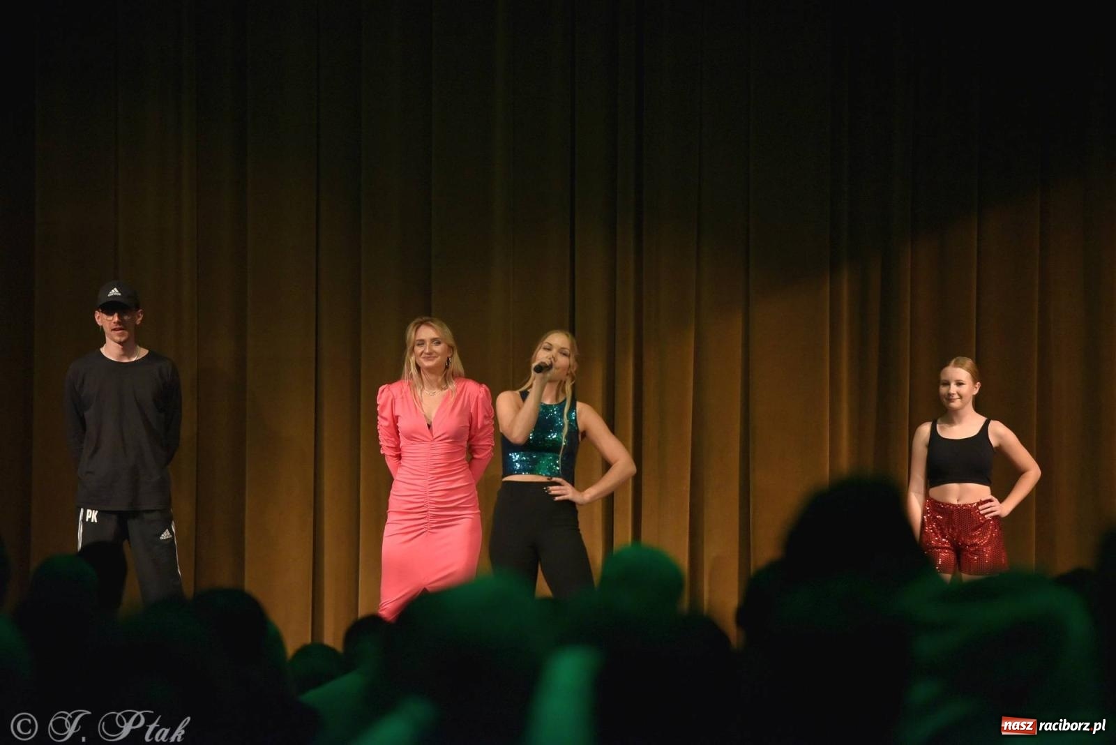 Zdjęcie w galerii na portalu naszraciborz.pl: Wielkie show w RCK-u. XII Gala Zespołu Tanecznego SKAZA [FOTO i WIDEO] wiadomości z regionu