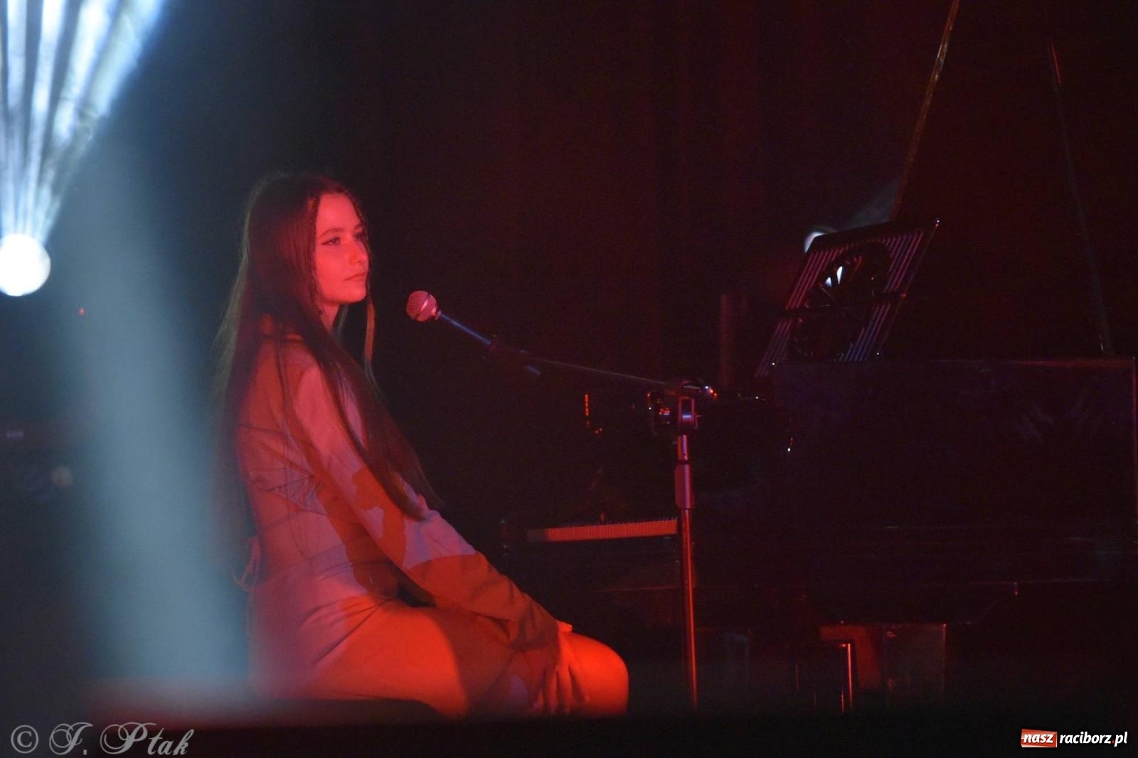 Zdjęcie w galerii na portalu naszraciborz.pl: Wielkie show w RCK-u. XII Gala Zespołu Tanecznego SKAZA [FOTO i WIDEO] wiadomości z regionu