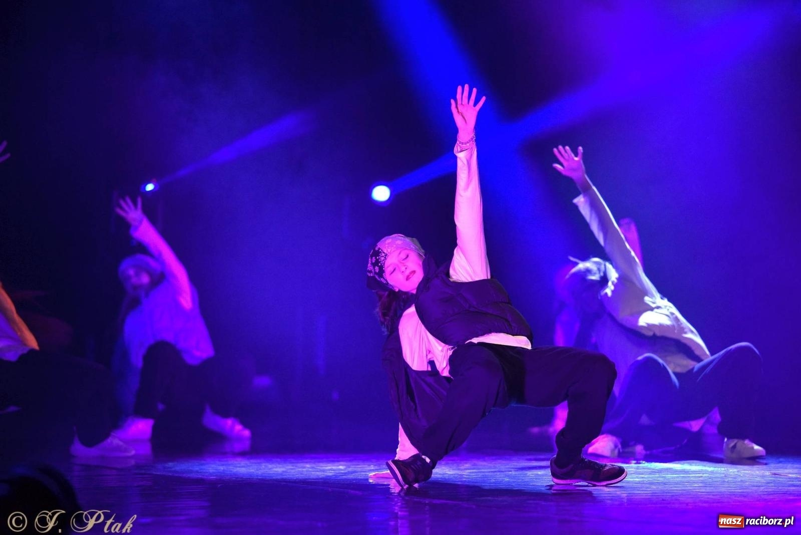 Zdjęcie w galerii na portalu naszraciborz.pl: Wielkie show w RCK-u. XII Gala Zespołu Tanecznego SKAZA [FOTO i WIDEO] wiadomości z regionu