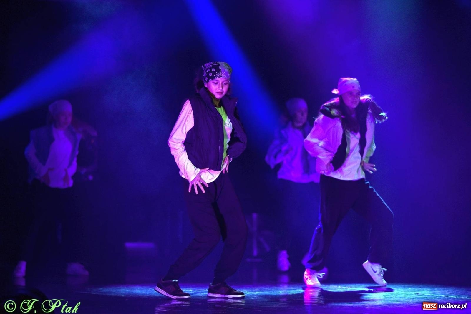 Zdjęcie w galerii na portalu naszraciborz.pl: Wielkie show w RCK-u. XII Gala Zespołu Tanecznego SKAZA [FOTO i WIDEO] wiadomości z regionu