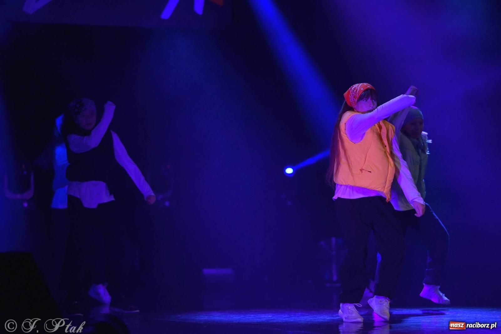 Zdjęcie w galerii na portalu naszraciborz.pl: Wielkie show w RCK-u. XII Gala Zespołu Tanecznego SKAZA [FOTO i WIDEO] wiadomości z regionu