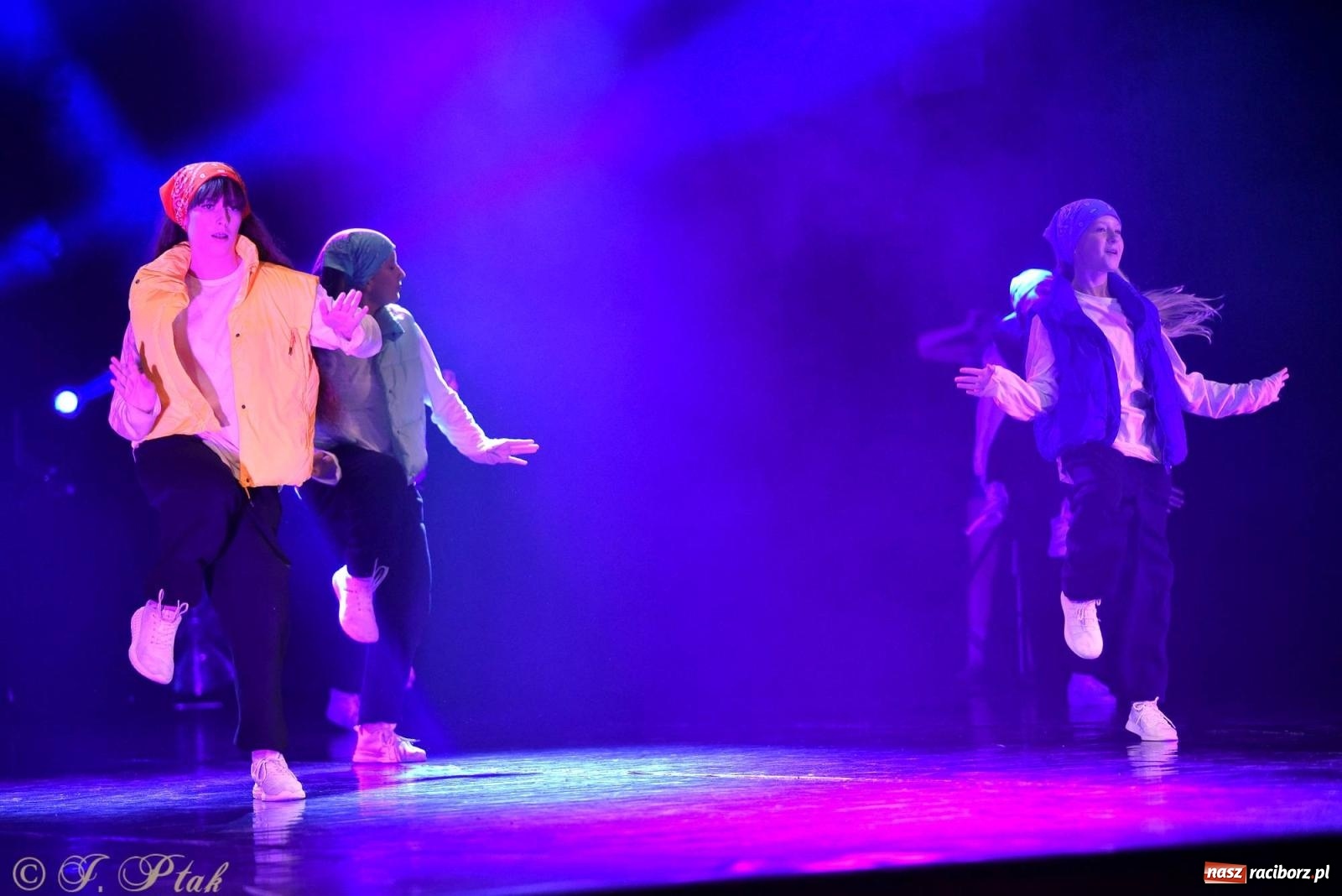 Zdjęcie w galerii na portalu naszraciborz.pl: Wielkie show w RCK-u. XII Gala Zespołu Tanecznego SKAZA [FOTO i WIDEO] wiadomości z regionu