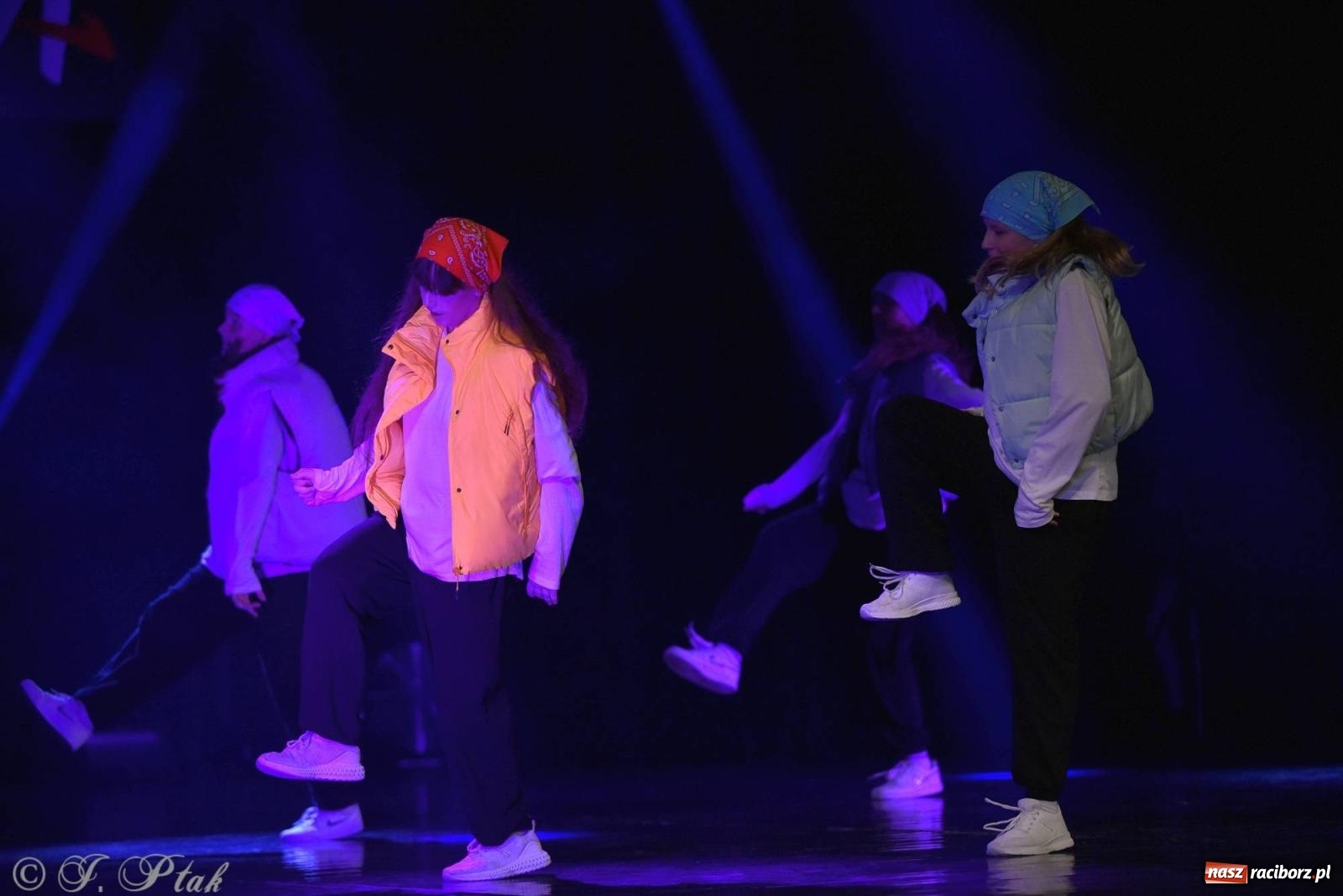 Zdjęcie w galerii na portalu naszraciborz.pl: Wielkie show w RCK-u. XII Gala Zespołu Tanecznego SKAZA [FOTO i WIDEO] wiadomości z regionu