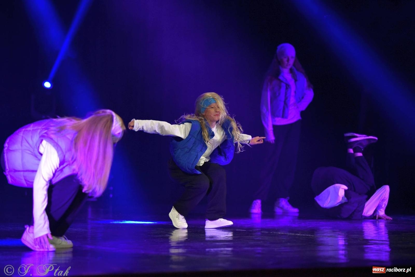 Zdjęcie w galerii na portalu naszraciborz.pl: Wielkie show w RCK-u. XII Gala Zespołu Tanecznego SKAZA [FOTO i WIDEO] wiadomości z regionu