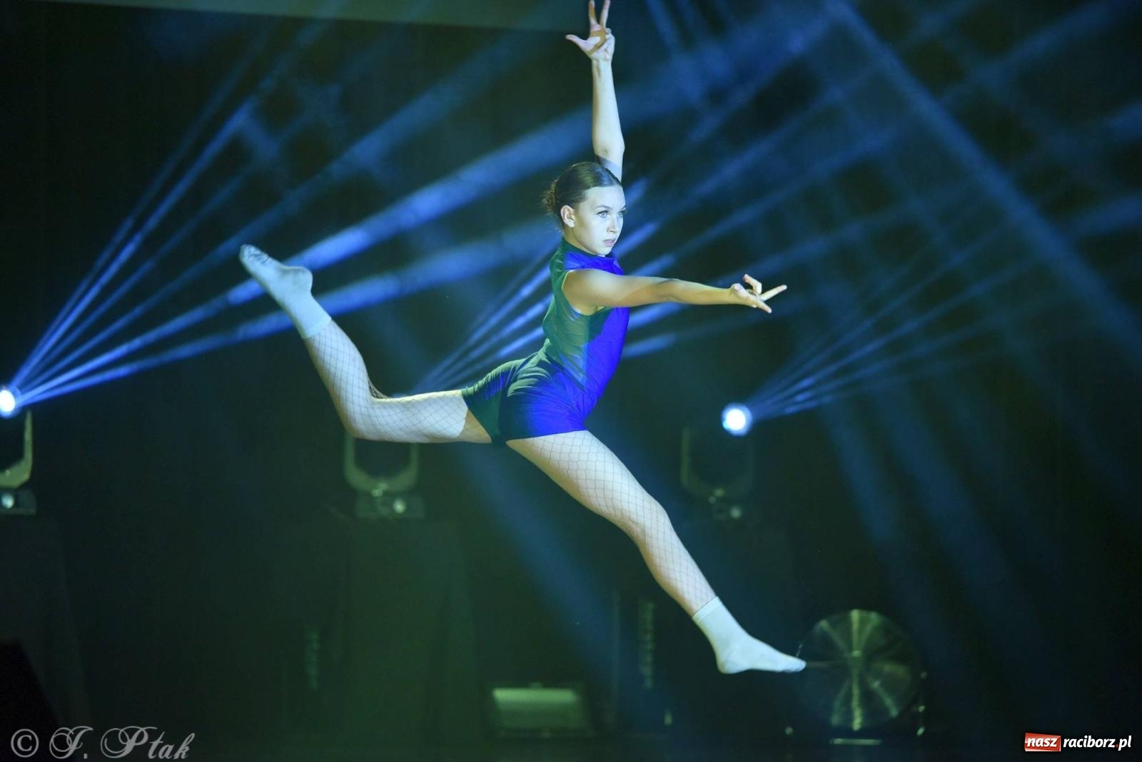 Zdjęcie w galerii na portalu naszraciborz.pl: Wielkie show w RCK-u. XII Gala Zespołu Tanecznego SKAZA [FOTO i WIDEO] wiadomości z regionu