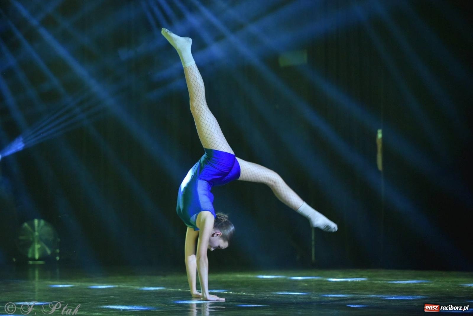 Zdjęcie w galerii na portalu naszraciborz.pl: Wielkie show w RCK-u. XII Gala Zespołu Tanecznego SKAZA [FOTO i WIDEO] wiadomości z regionu