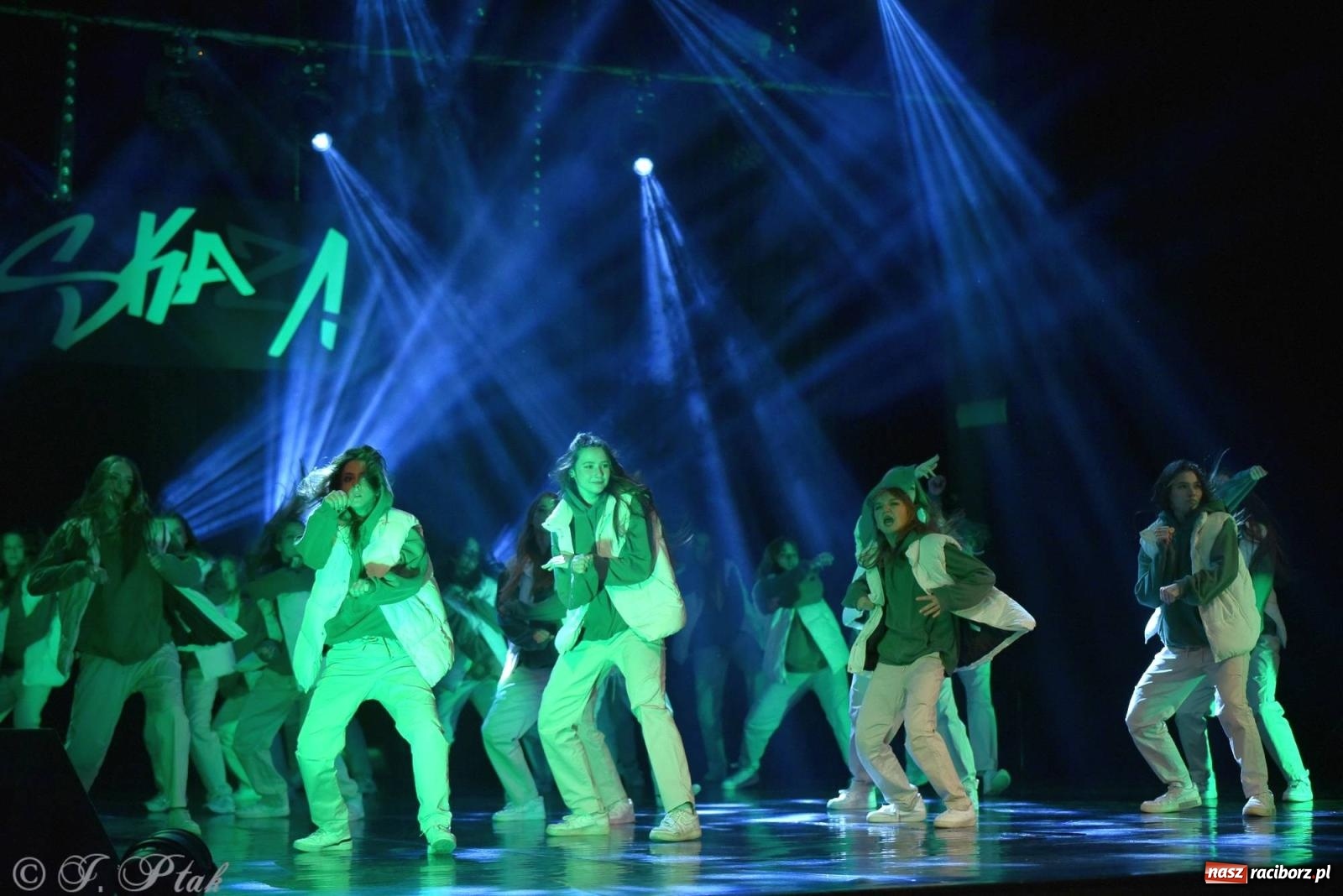 Zdjęcie w galerii na portalu naszraciborz.pl: Wielkie show w RCK-u. XII Gala Zespołu Tanecznego SKAZA [FOTO i WIDEO] wiadomości z regionu