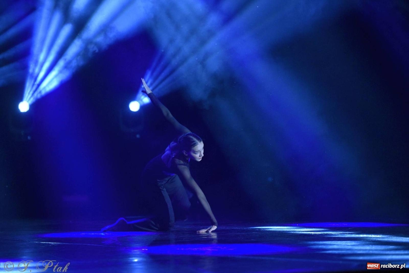 Zdjęcie w galerii na portalu naszraciborz.pl: Wielkie show w RCK-u. XII Gala Zespołu Tanecznego SKAZA [FOTO i WIDEO] wiadomości z regionu