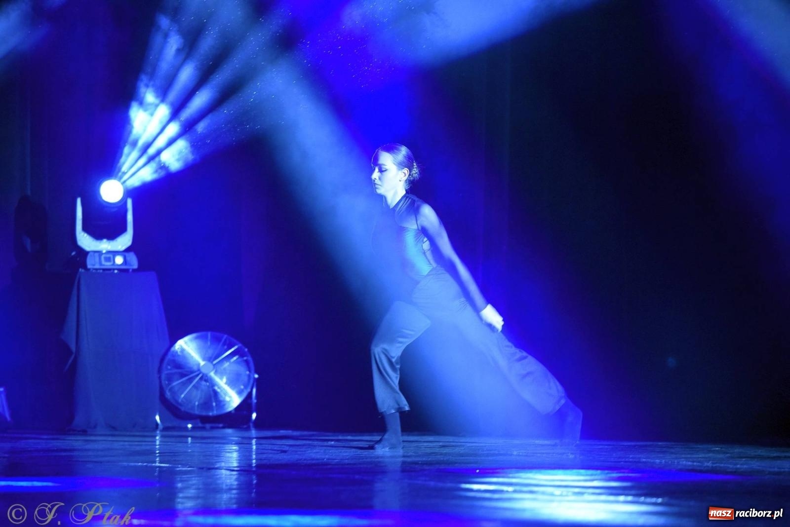 Zdjęcie w galerii na portalu naszraciborz.pl: Wielkie show w RCK-u. XII Gala Zespołu Tanecznego SKAZA [FOTO i WIDEO] wiadomości z regionu