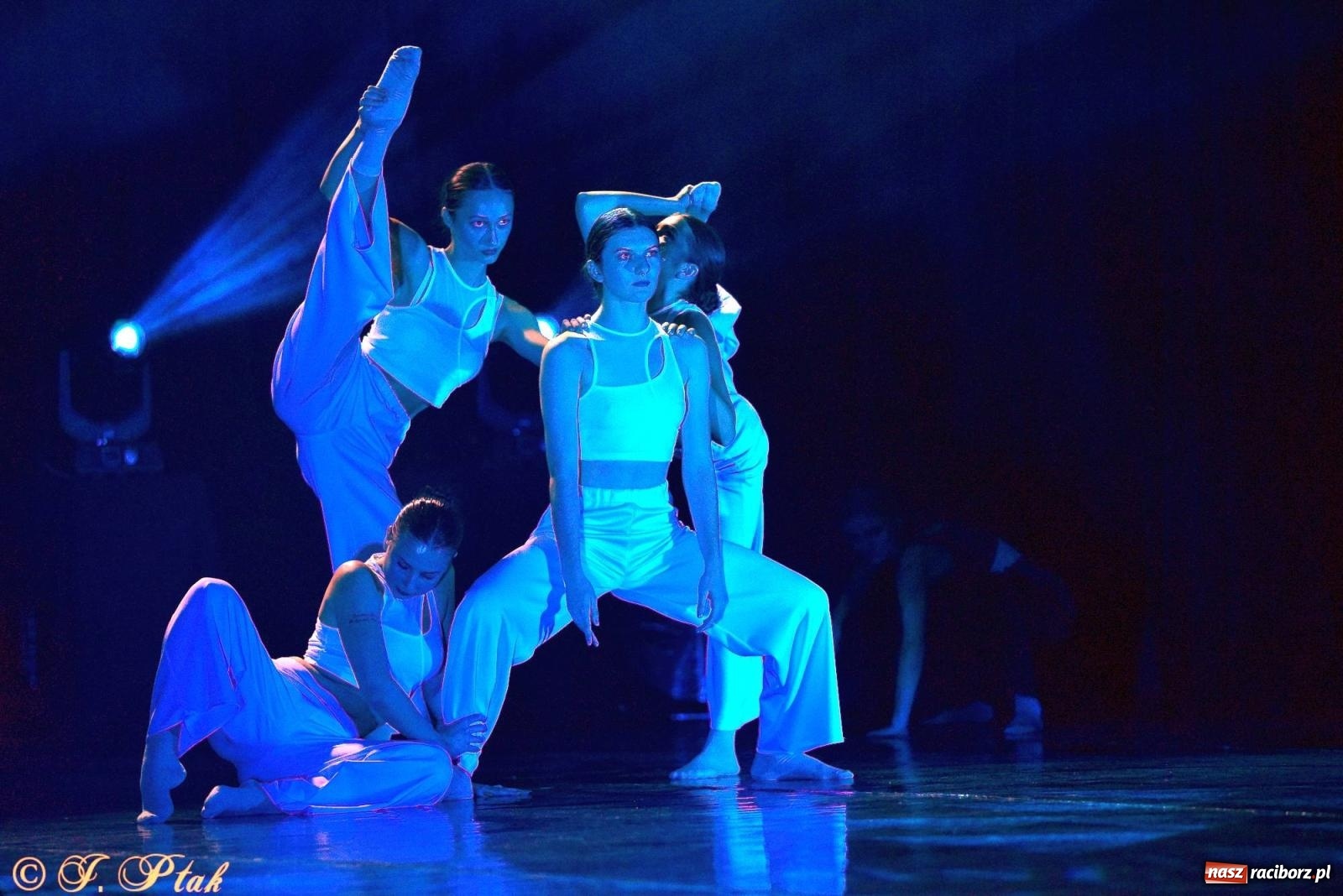 Zdjęcie w galerii na portalu naszraciborz.pl: Wielkie show w RCK-u. XII Gala Zespołu Tanecznego SKAZA [FOTO i WIDEO] wiadomości z regionu