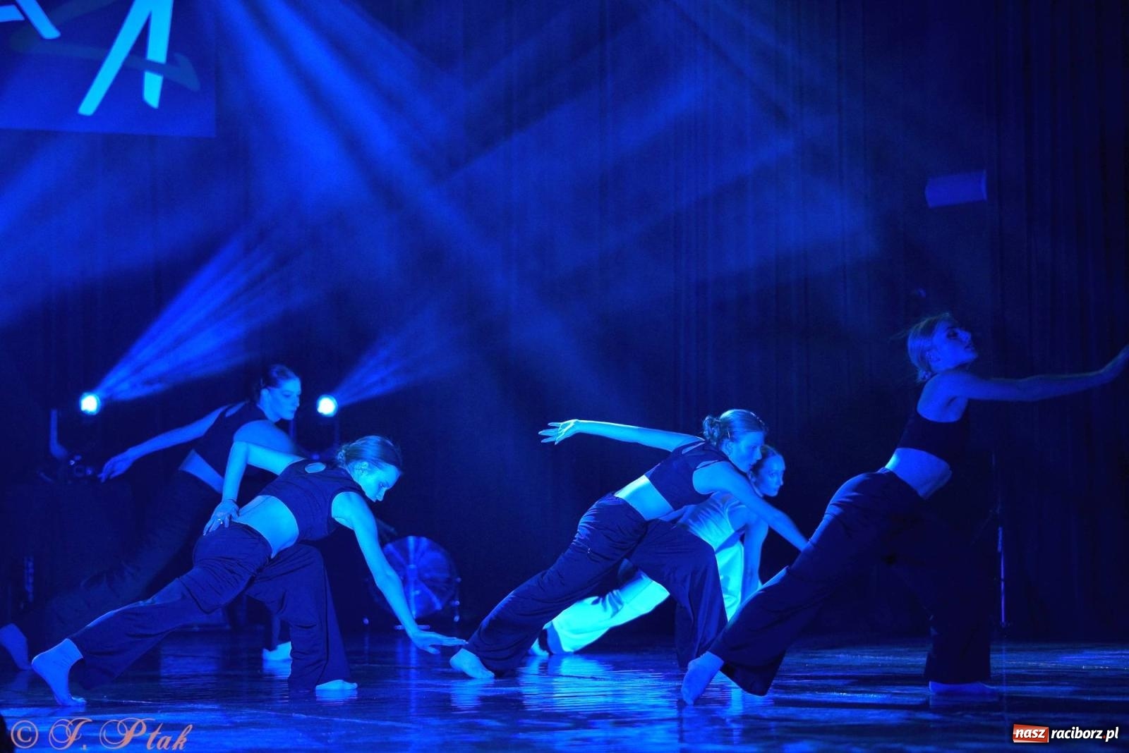 Zdjęcie w galerii na portalu naszraciborz.pl: Wielkie show w RCK-u. XII Gala Zespołu Tanecznego SKAZA [FOTO i WIDEO] wiadomości z regionu