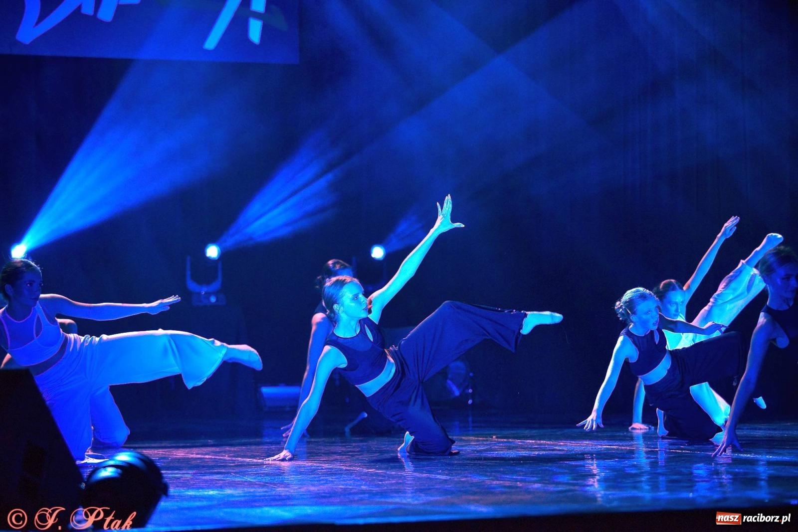 Zdjęcie w galerii na portalu naszraciborz.pl: Wielkie show w RCK-u. XII Gala Zespołu Tanecznego SKAZA [FOTO i WIDEO] wiadomości z regionu