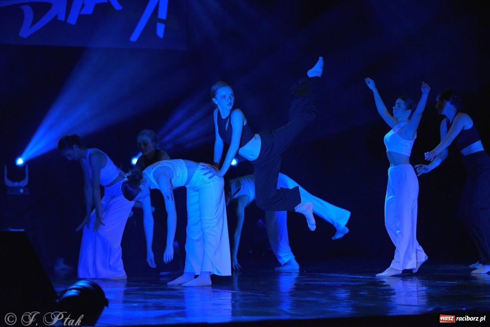 Zdjęcie w galerii na portalu naszraciborz.pl: Wielkie show w RCK-u. XII Gala Zespołu Tanecznego SKAZA [FOTO i WIDEO] wiadomości z regionu