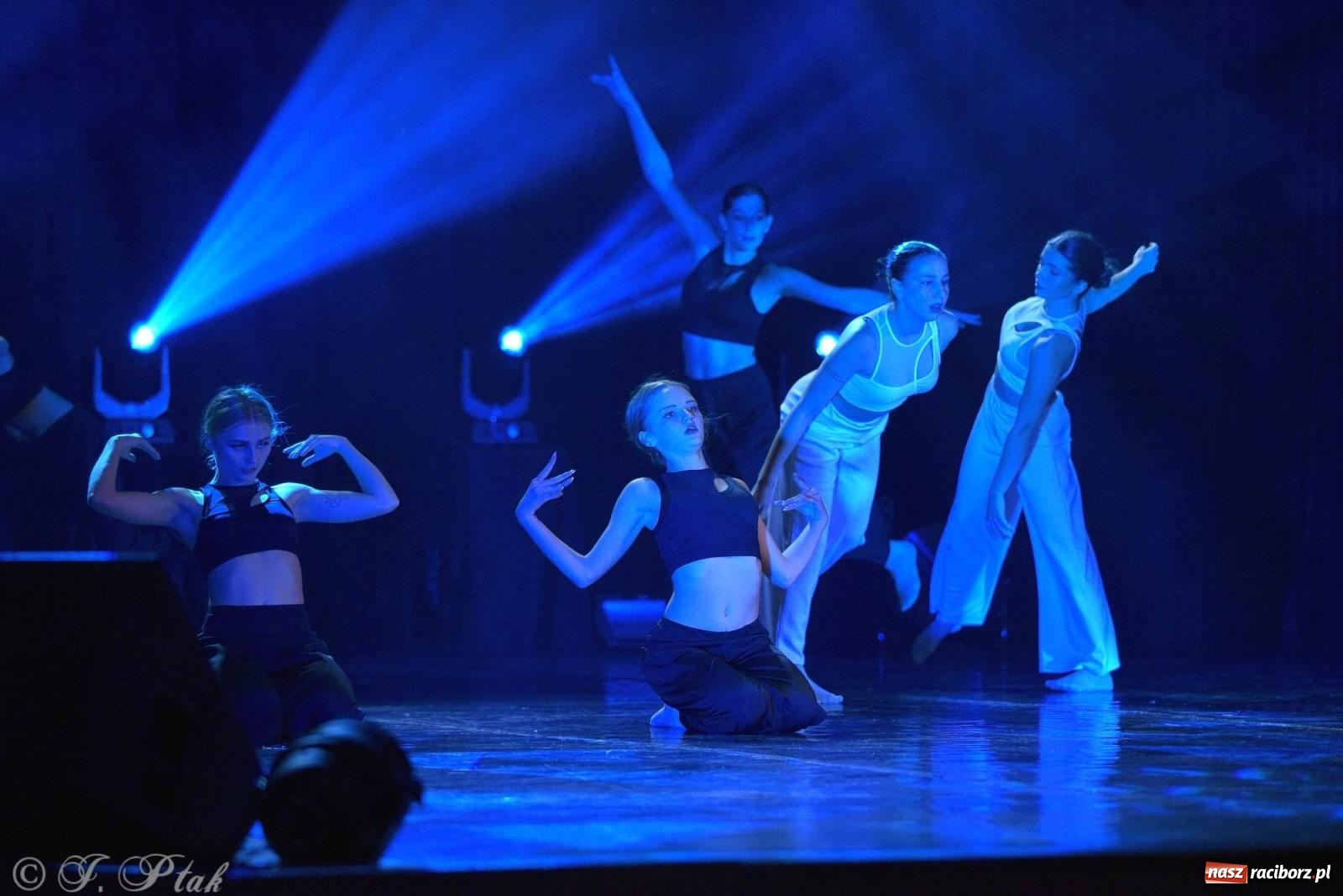 Zdjęcie w galerii na portalu naszraciborz.pl: Wielkie show w RCK-u. XII Gala Zespołu Tanecznego SKAZA [FOTO i WIDEO] wiadomości z regionu