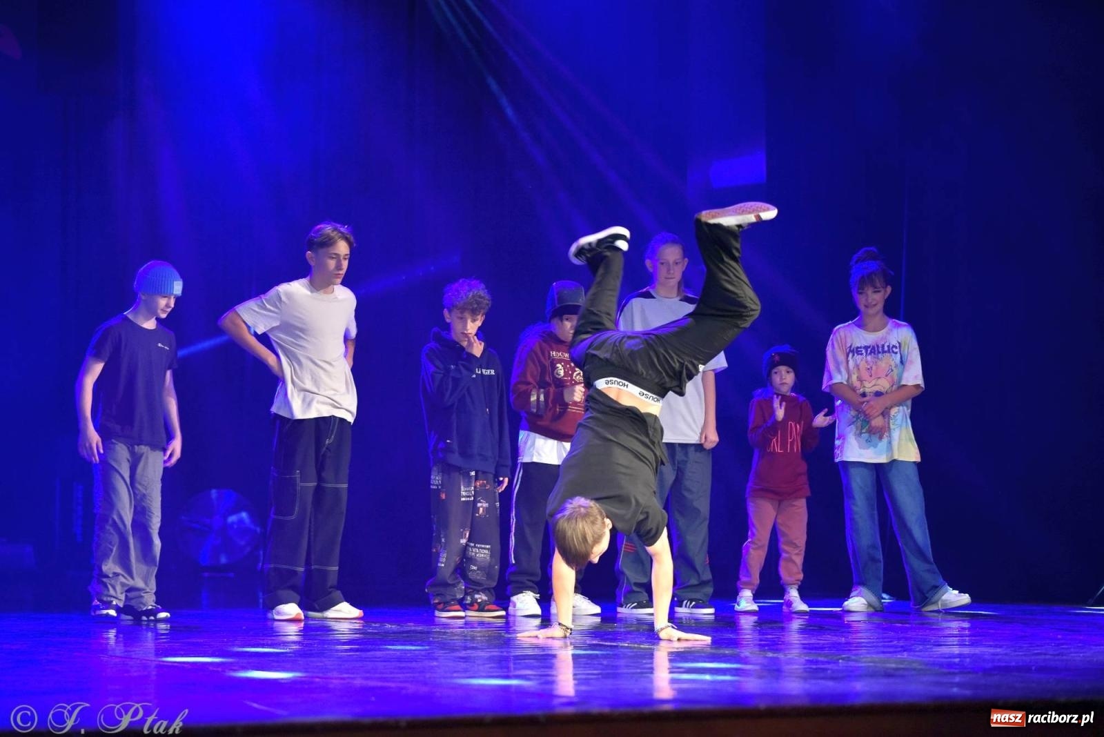 Zdjęcie w galerii na portalu naszraciborz.pl: Wielkie show w RCK-u. XII Gala Zespołu Tanecznego SKAZA [FOTO i WIDEO] wiadomości z regionu