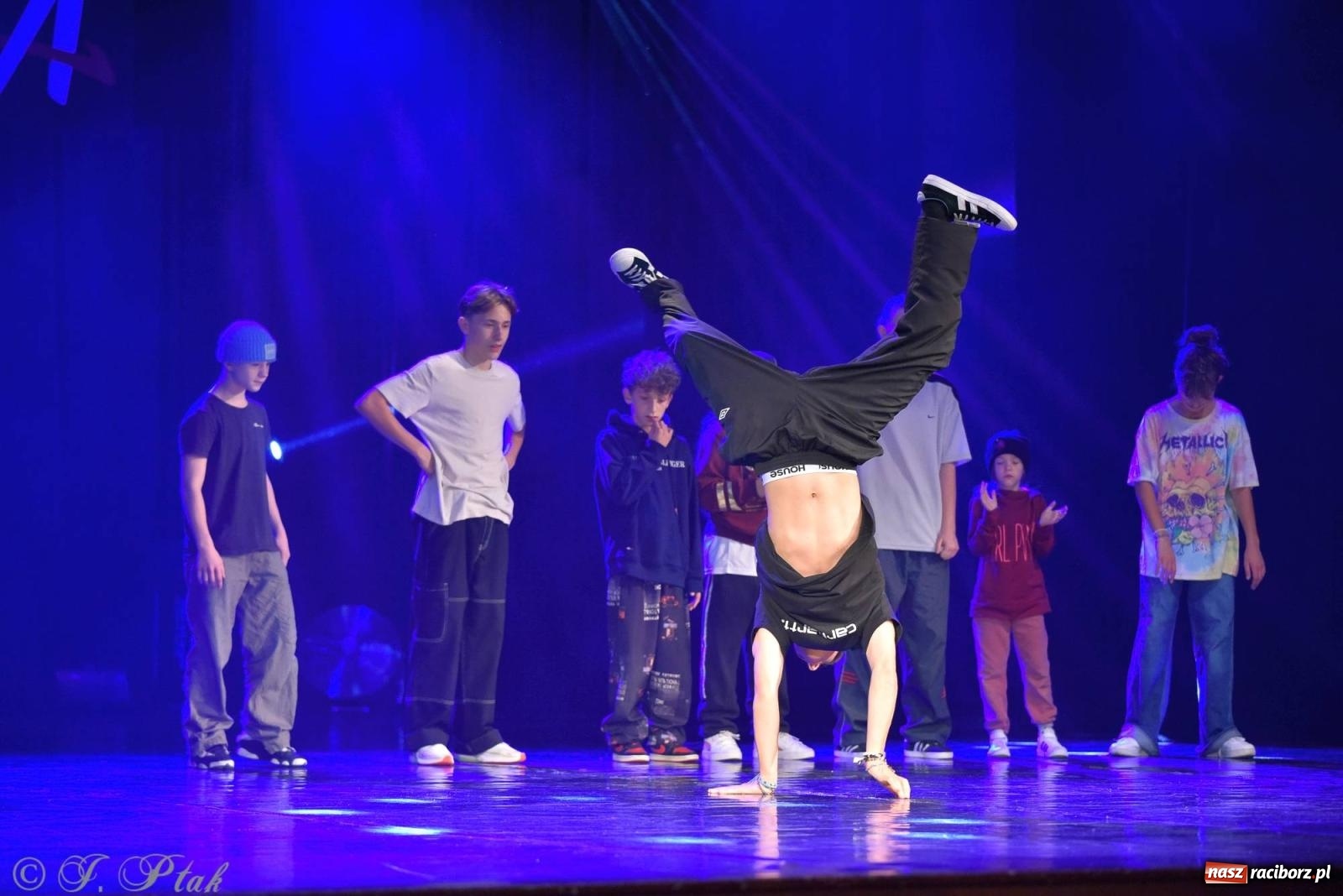 Zdjęcie w galerii na portalu naszraciborz.pl: Wielkie show w RCK-u. XII Gala Zespołu Tanecznego SKAZA [FOTO i WIDEO] wiadomości z regionu