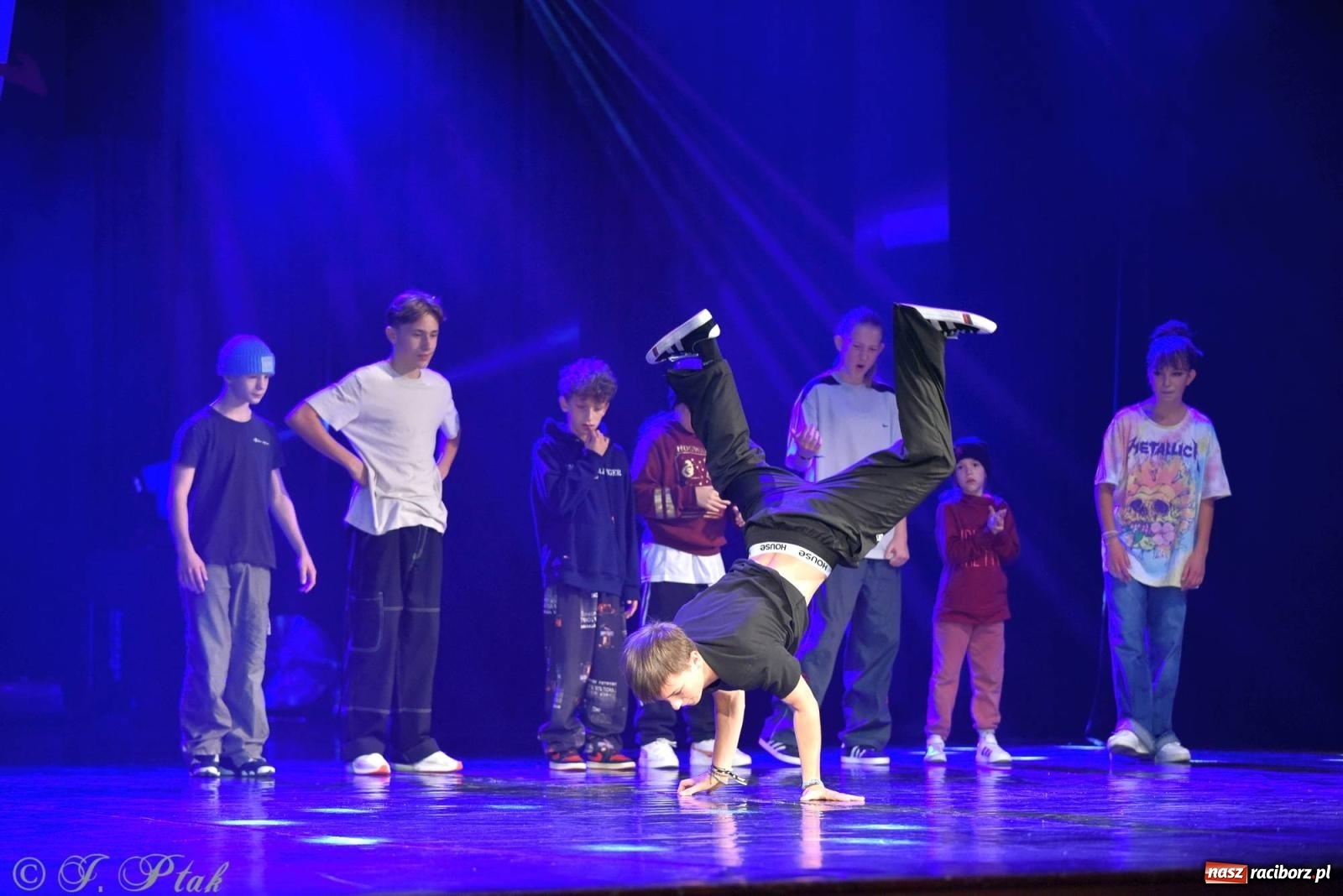 Zdjęcie w galerii na portalu naszraciborz.pl: Wielkie show w RCK-u. XII Gala Zespołu Tanecznego SKAZA [FOTO i WIDEO] wiadomości z regionu