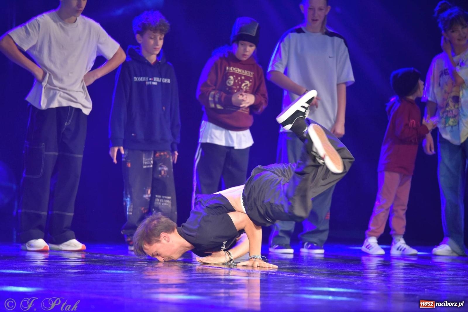 Zdjęcie w galerii na portalu naszraciborz.pl: Wielkie show w RCK-u. XII Gala Zespołu Tanecznego SKAZA [FOTO i WIDEO] wiadomości z regionu