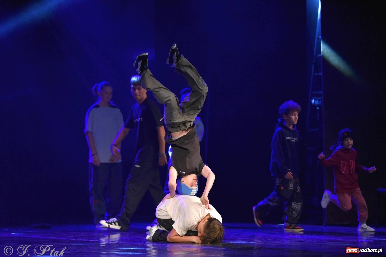 Zdjęcie w galerii na portalu naszraciborz.pl: Wielkie show w RCK-u. XII Gala Zespołu Tanecznego SKAZA [FOTO i WIDEO] wiadomości z regionu