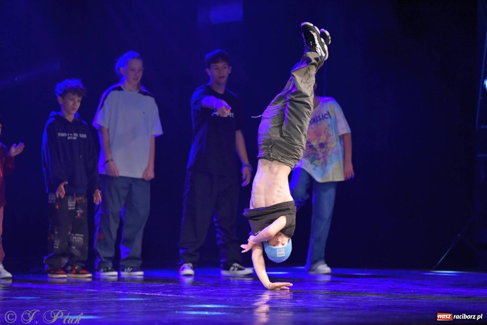 Zdjęcie w galerii na portalu naszraciborz.pl: Wielkie show w RCK-u. XII Gala Zespołu Tanecznego SKAZA [FOTO i WIDEO] wiadomości z regionu