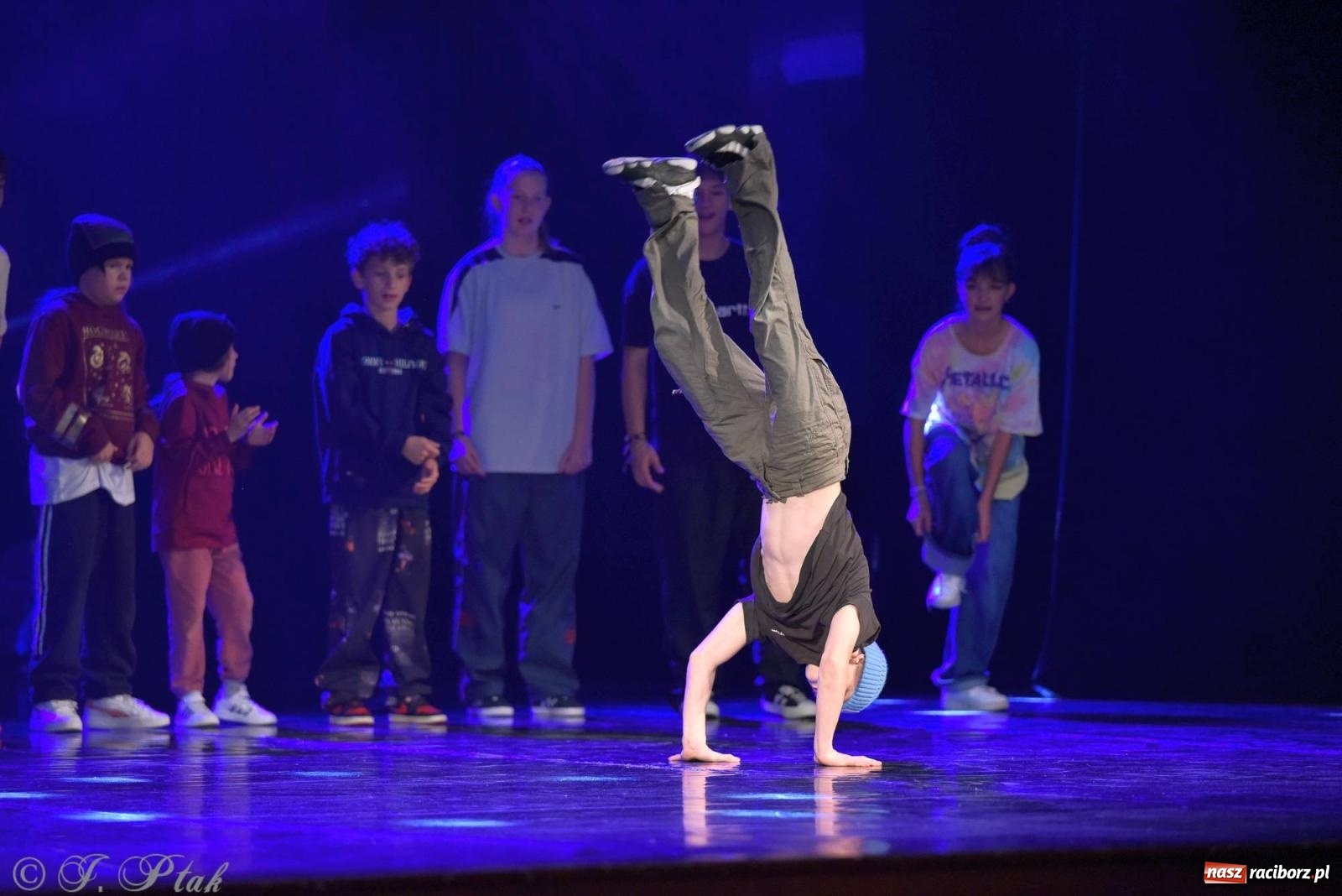 Zdjęcie w galerii na portalu naszraciborz.pl: Wielkie show w RCK-u. XII Gala Zespołu Tanecznego SKAZA [FOTO i WIDEO] wiadomości z regionu