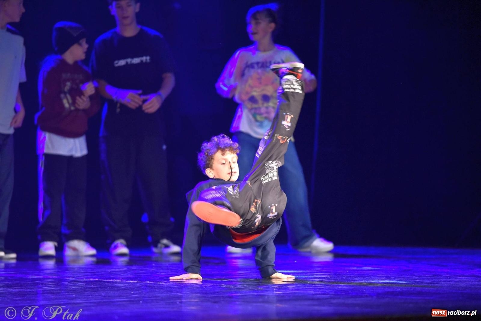 Zdjęcie w galerii na portalu naszraciborz.pl: Wielkie show w RCK-u. XII Gala Zespołu Tanecznego SKAZA [FOTO i WIDEO] wiadomości z regionu