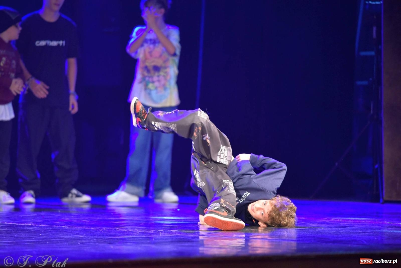 Zdjęcie w galerii na portalu naszraciborz.pl: Wielkie show w RCK-u. XII Gala Zespołu Tanecznego SKAZA [FOTO i WIDEO] wiadomości z regionu