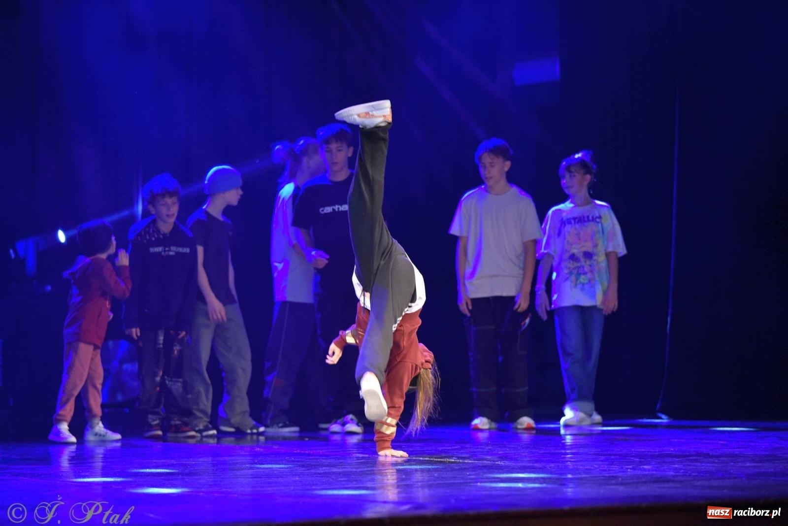 Zdjęcie w galerii na portalu naszraciborz.pl: Wielkie show w RCK-u. XII Gala Zespołu Tanecznego SKAZA [FOTO i WIDEO] wiadomości z regionu