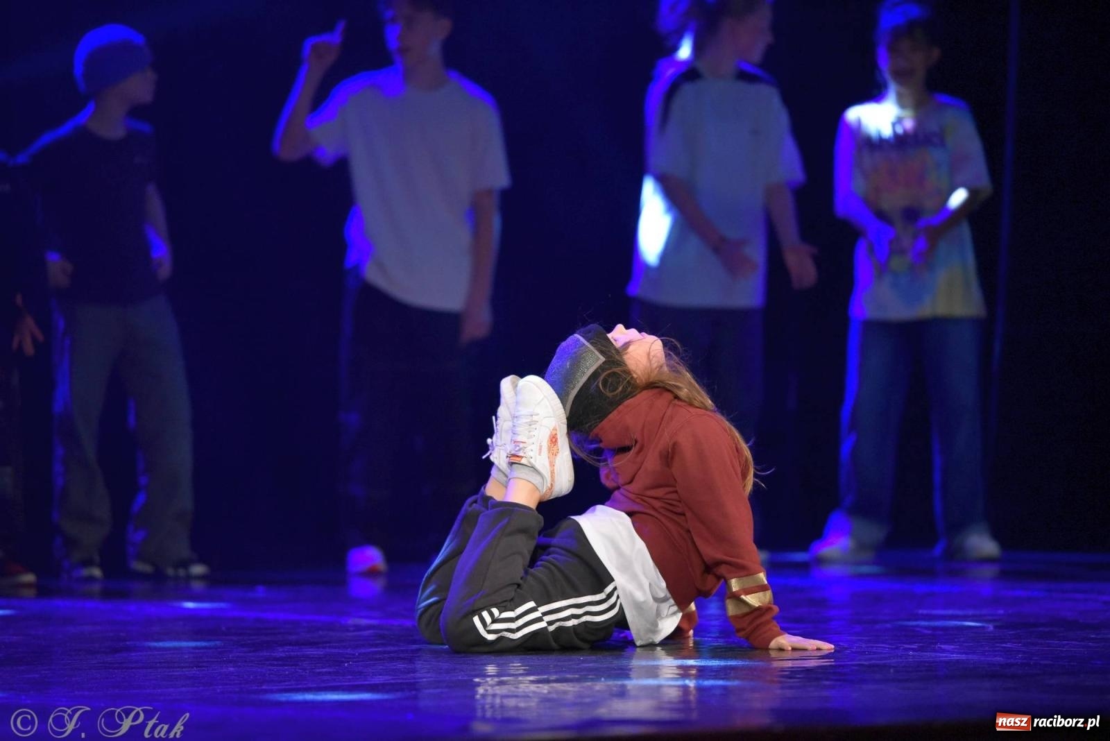 Zdjęcie w galerii na portalu naszraciborz.pl: Wielkie show w RCK-u. XII Gala Zespołu Tanecznego SKAZA [FOTO i WIDEO] wiadomości z regionu