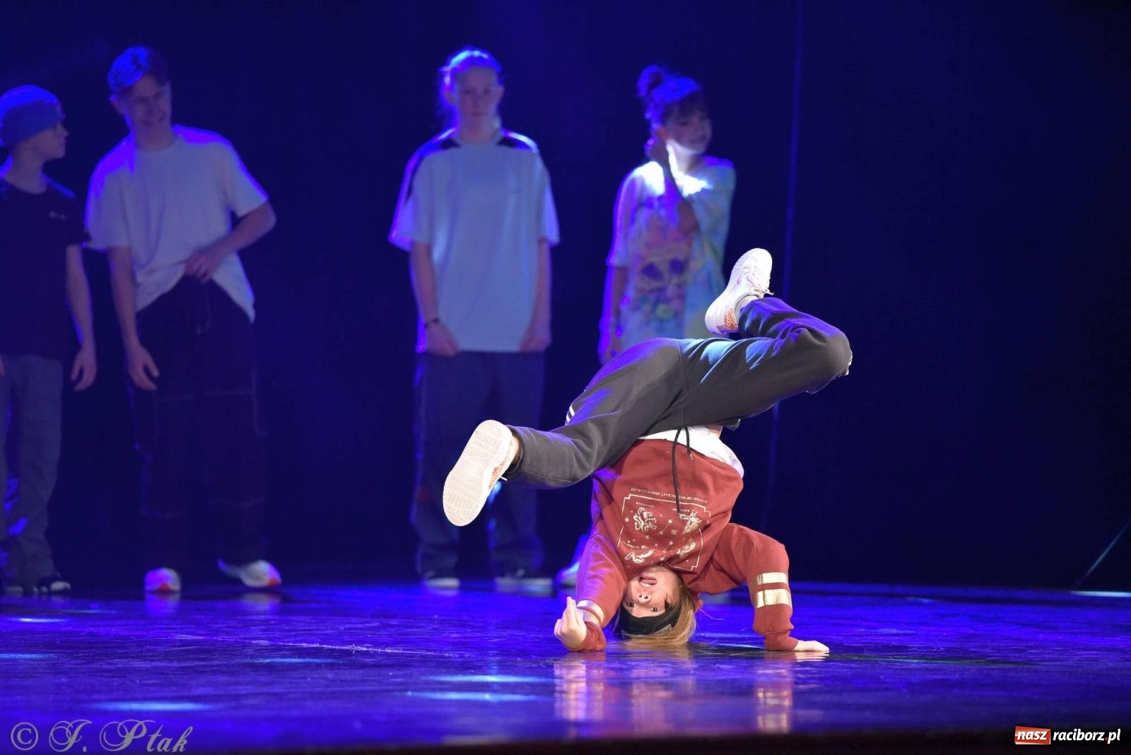 Zdjęcie w galerii na portalu naszraciborz.pl: Wielkie show w RCK-u. XII Gala Zespołu Tanecznego SKAZA [FOTO i WIDEO] wiadomości z regionu