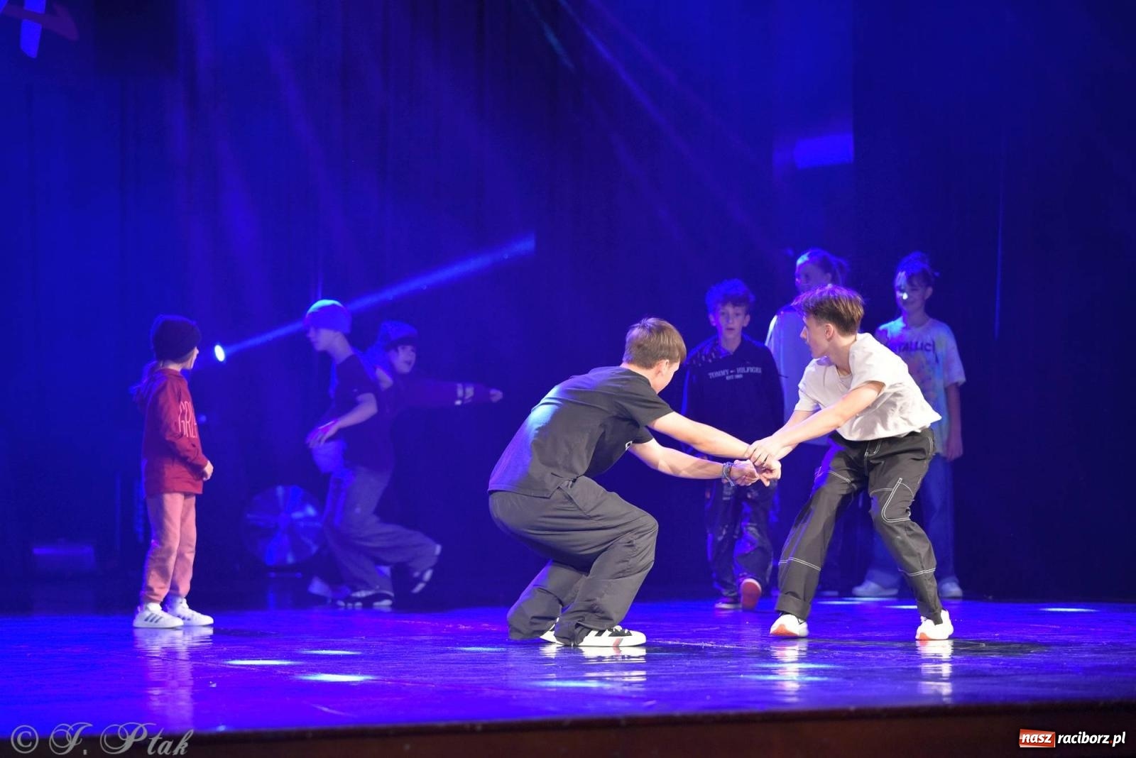 Zdjęcie w galerii na portalu naszraciborz.pl: Wielkie show w RCK-u. XII Gala Zespołu Tanecznego SKAZA [FOTO i WIDEO] wiadomości z regionu