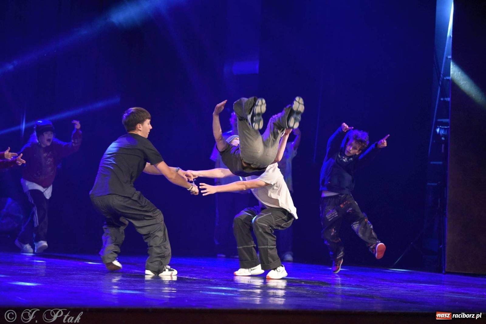 Zdjęcie w galerii na portalu naszraciborz.pl: Wielkie show w RCK-u. XII Gala Zespołu Tanecznego SKAZA [FOTO i WIDEO] wiadomości z regionu