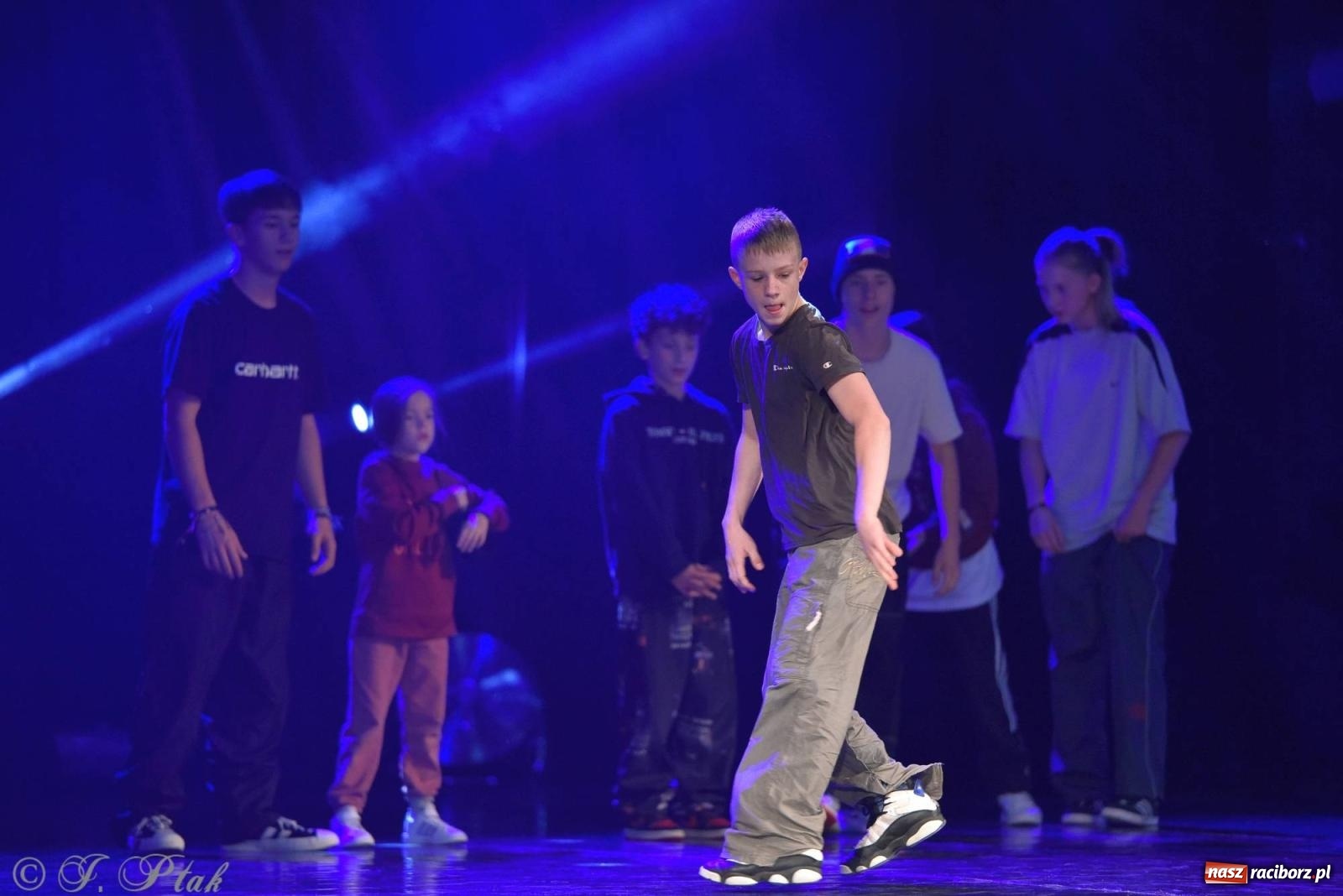 Zdjęcie w galerii na portalu naszraciborz.pl: Wielkie show w RCK-u. XII Gala Zespołu Tanecznego SKAZA [FOTO i WIDEO] wiadomości z regionu