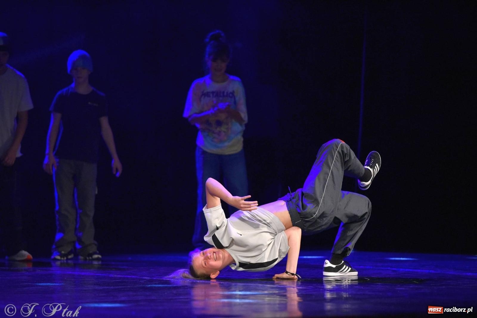 Zdjęcie w galerii na portalu naszraciborz.pl: Wielkie show w RCK-u. XII Gala Zespołu Tanecznego SKAZA [FOTO i WIDEO] wiadomości z regionu