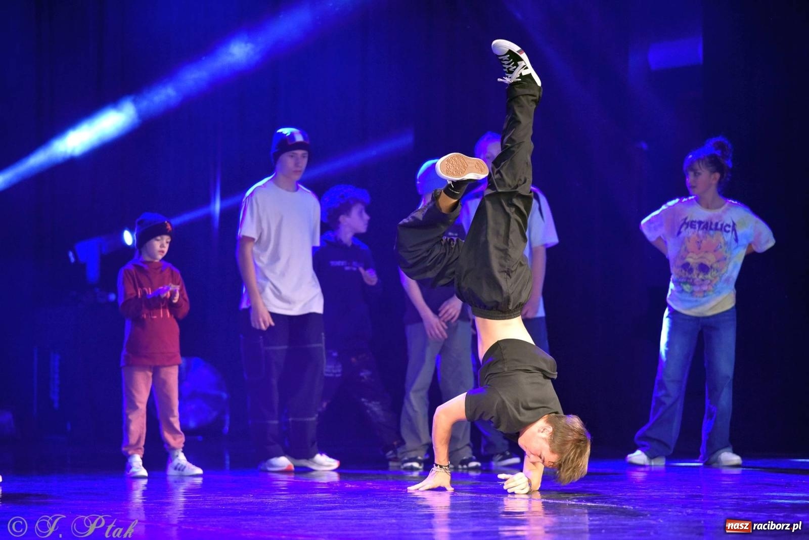 Zdjęcie w galerii na portalu naszraciborz.pl: Wielkie show w RCK-u. XII Gala Zespołu Tanecznego SKAZA [FOTO i WIDEO] wiadomości z regionu