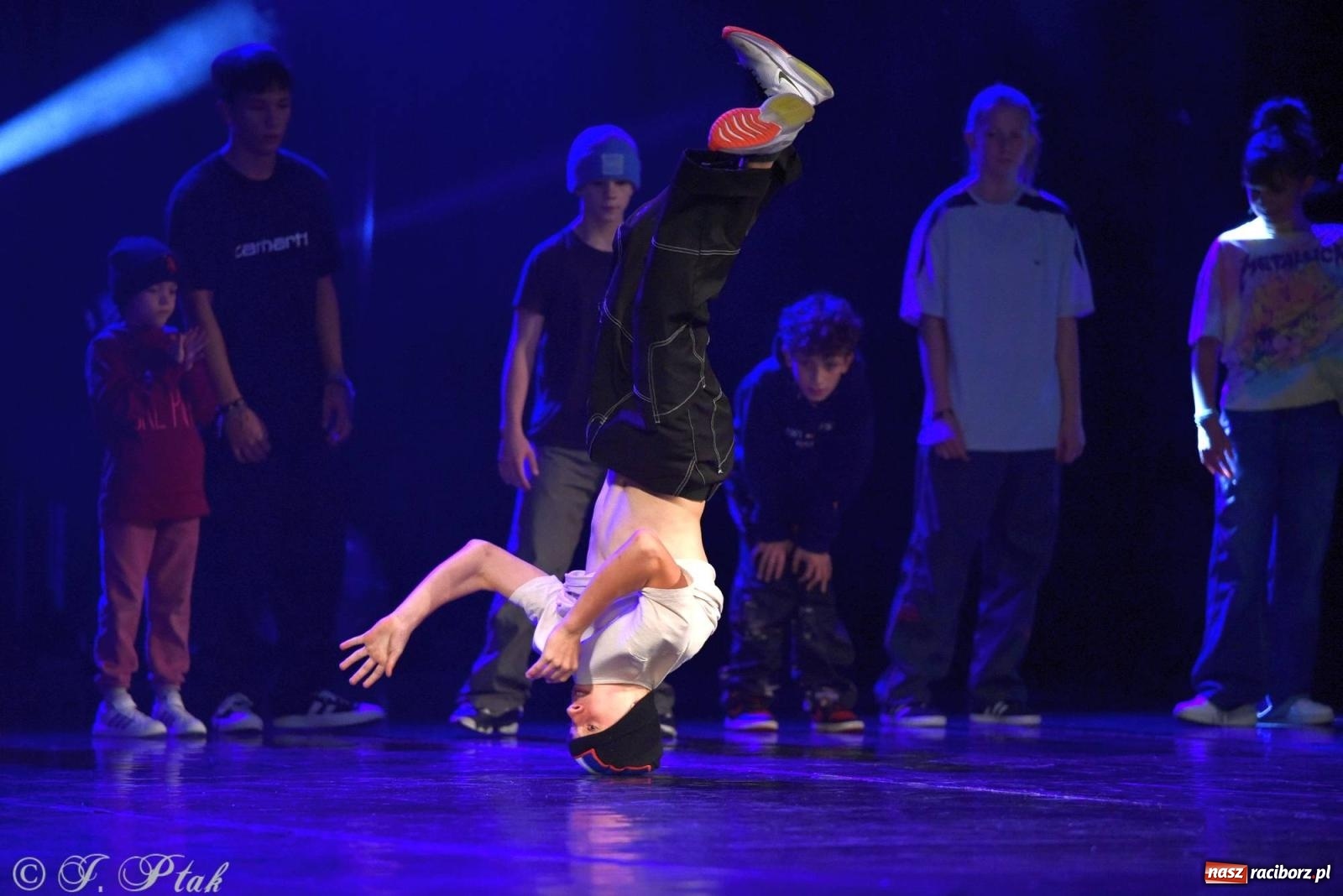 Zdjęcie w galerii na portalu naszraciborz.pl: Wielkie show w RCK-u. XII Gala Zespołu Tanecznego SKAZA [FOTO i WIDEO] wiadomości z regionu