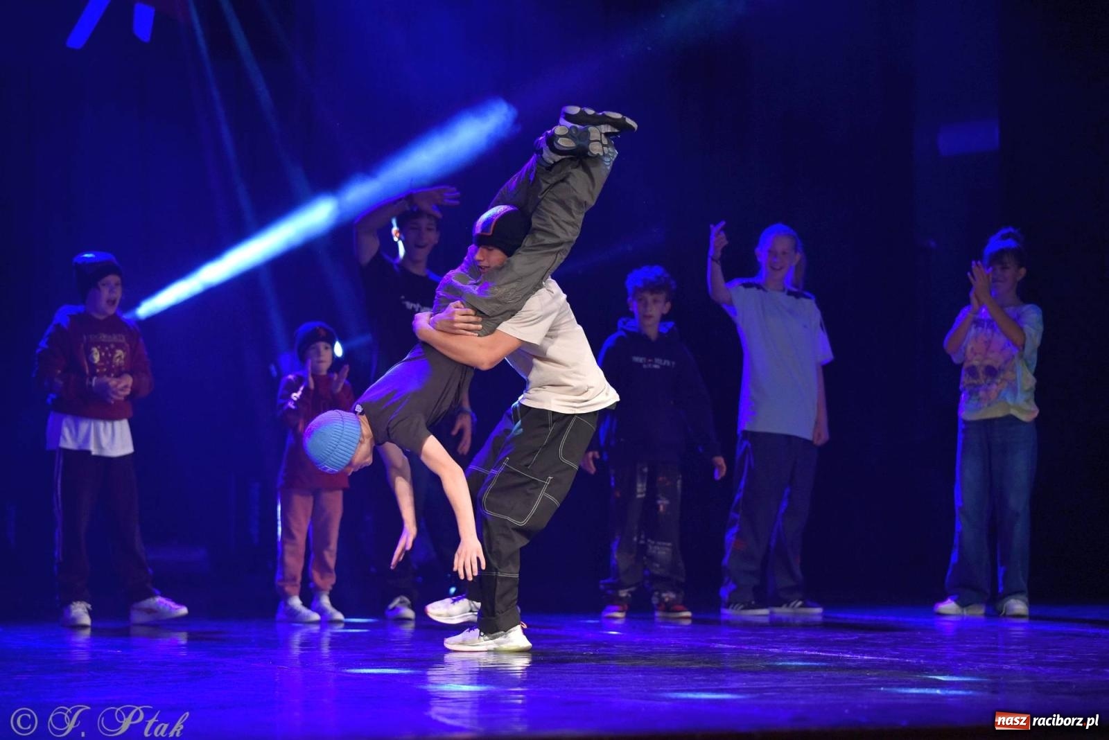 Zdjęcie w galerii na portalu naszraciborz.pl: Wielkie show w RCK-u. XII Gala Zespołu Tanecznego SKAZA [FOTO i WIDEO] wiadomości z regionu