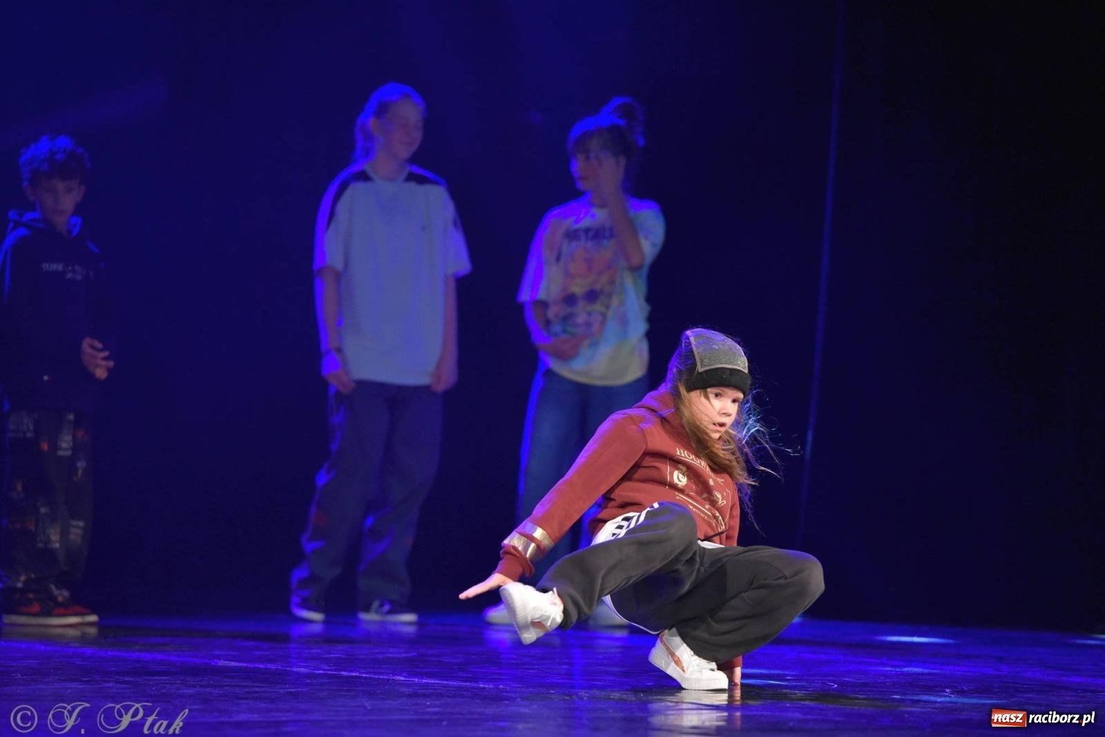 Zdjęcie w galerii na portalu naszraciborz.pl: Wielkie show w RCK-u. XII Gala Zespołu Tanecznego SKAZA [FOTO i WIDEO] wiadomości z regionu