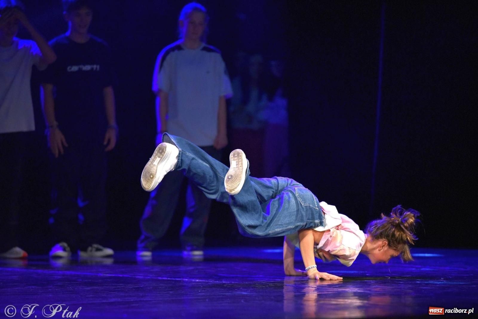 Zdjęcie w galerii na portalu naszraciborz.pl: Wielkie show w RCK-u. XII Gala Zespołu Tanecznego SKAZA [FOTO i WIDEO] wiadomości z regionu