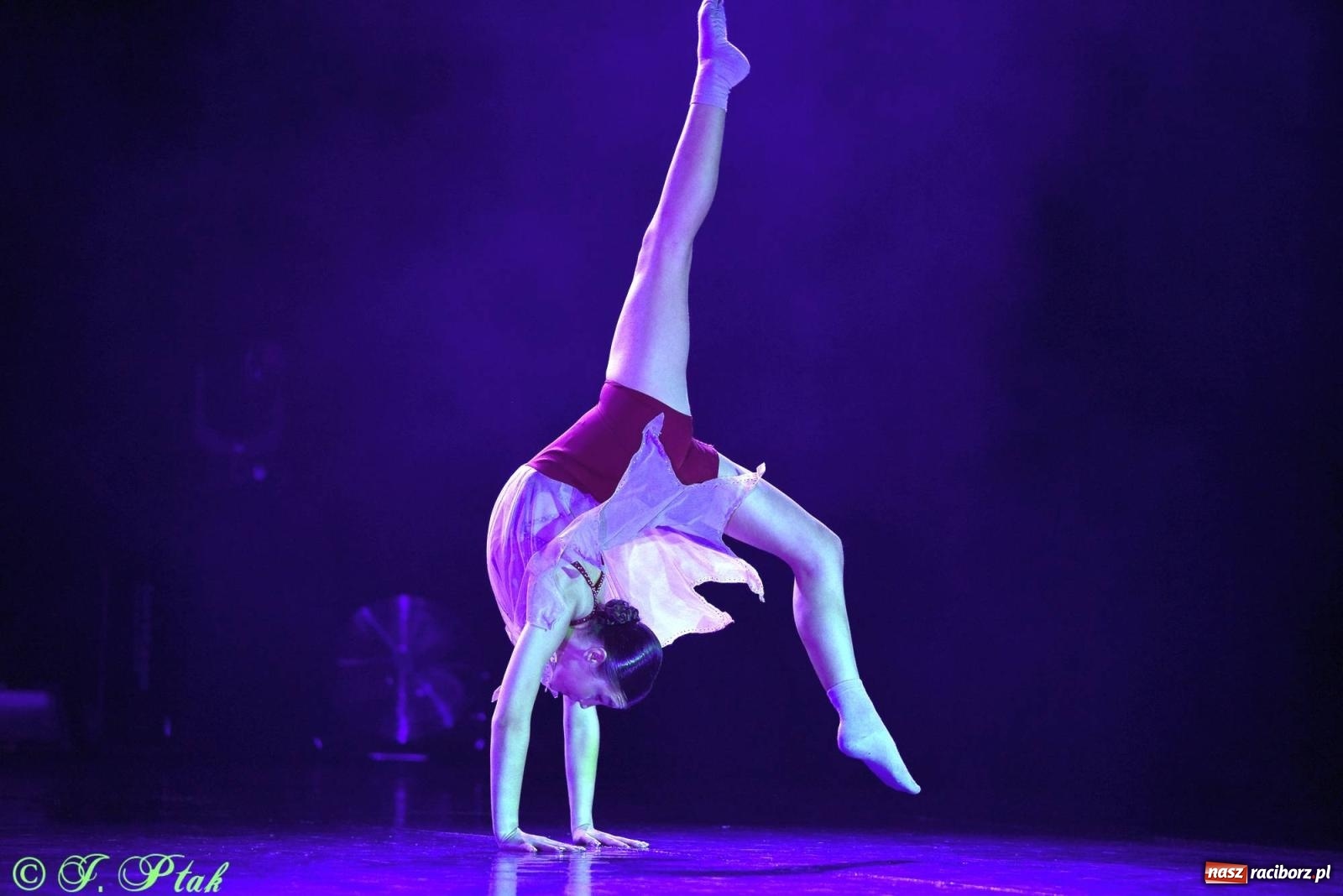 Zdjęcie w galerii na portalu naszraciborz.pl: Wielkie show w RCK-u. XII Gala Zespołu Tanecznego SKAZA [FOTO i WIDEO] wiadomości z regionu