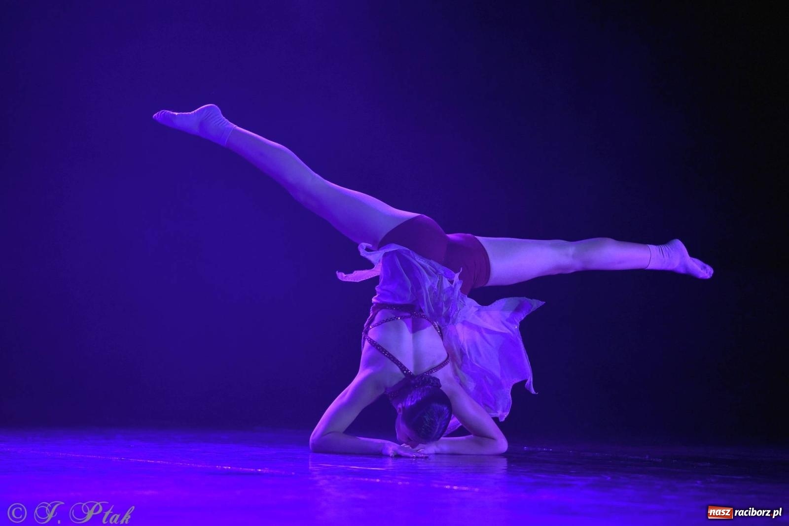 Zdjęcie w galerii na portalu naszraciborz.pl: Wielkie show w RCK-u. XII Gala Zespołu Tanecznego SKAZA [FOTO i WIDEO] wiadomości z regionu