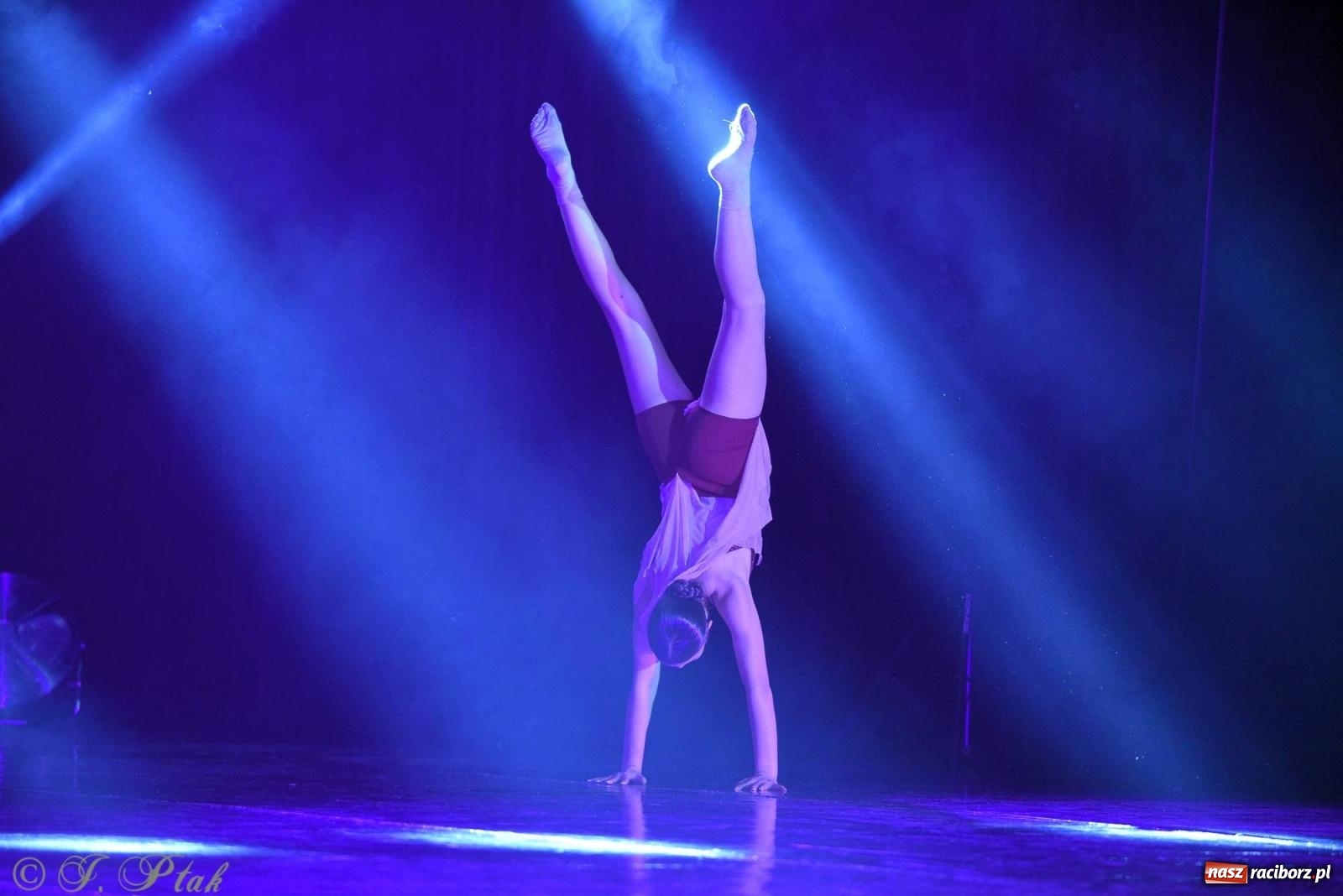 Zdjęcie w galerii na portalu naszraciborz.pl: Wielkie show w RCK-u. XII Gala Zespołu Tanecznego SKAZA [FOTO i WIDEO] wiadomości z regionu