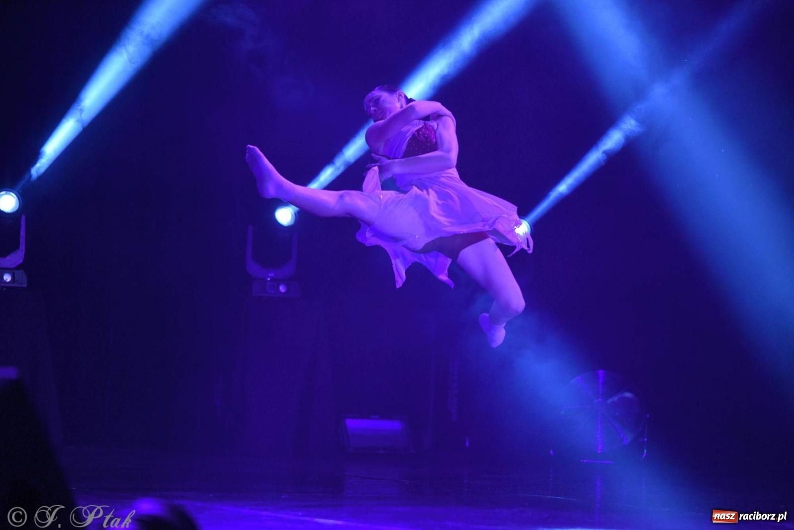 Zdjęcie w galerii na portalu naszraciborz.pl: Wielkie show w RCK-u. XII Gala Zespołu Tanecznego SKAZA [FOTO i WIDEO] wiadomości z regionu